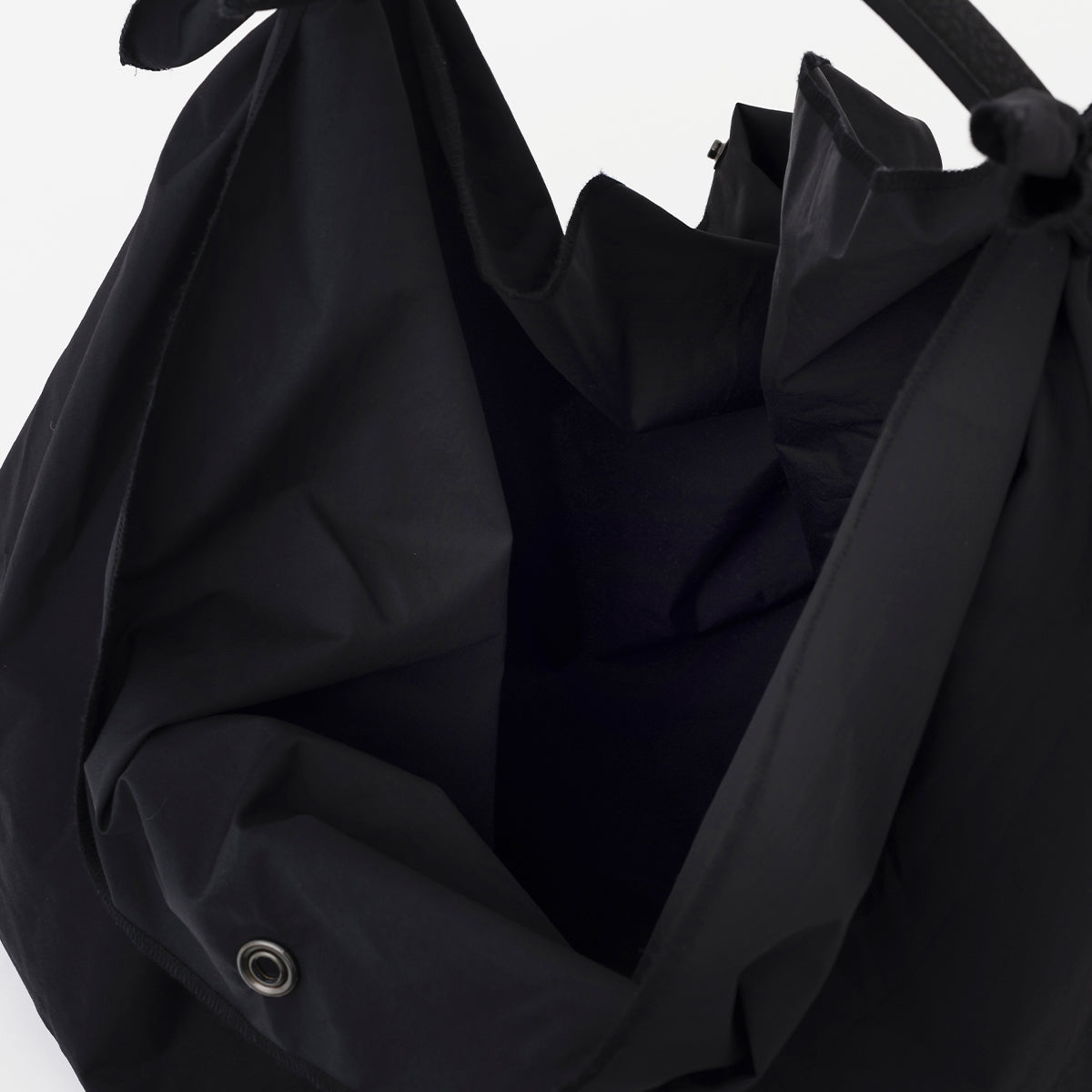 ITTI (イッチ) | HERRIE FUROSHIKI BAG / DS-LC(ヘリー風呂敷バッグ/ディプロスカイ) ハンドル ナイロン レザー ブランド メンズ レディース 肩がけ ショルダー 大きい ビッグ ブランド レサー 黒 ブラック ホワイト 白