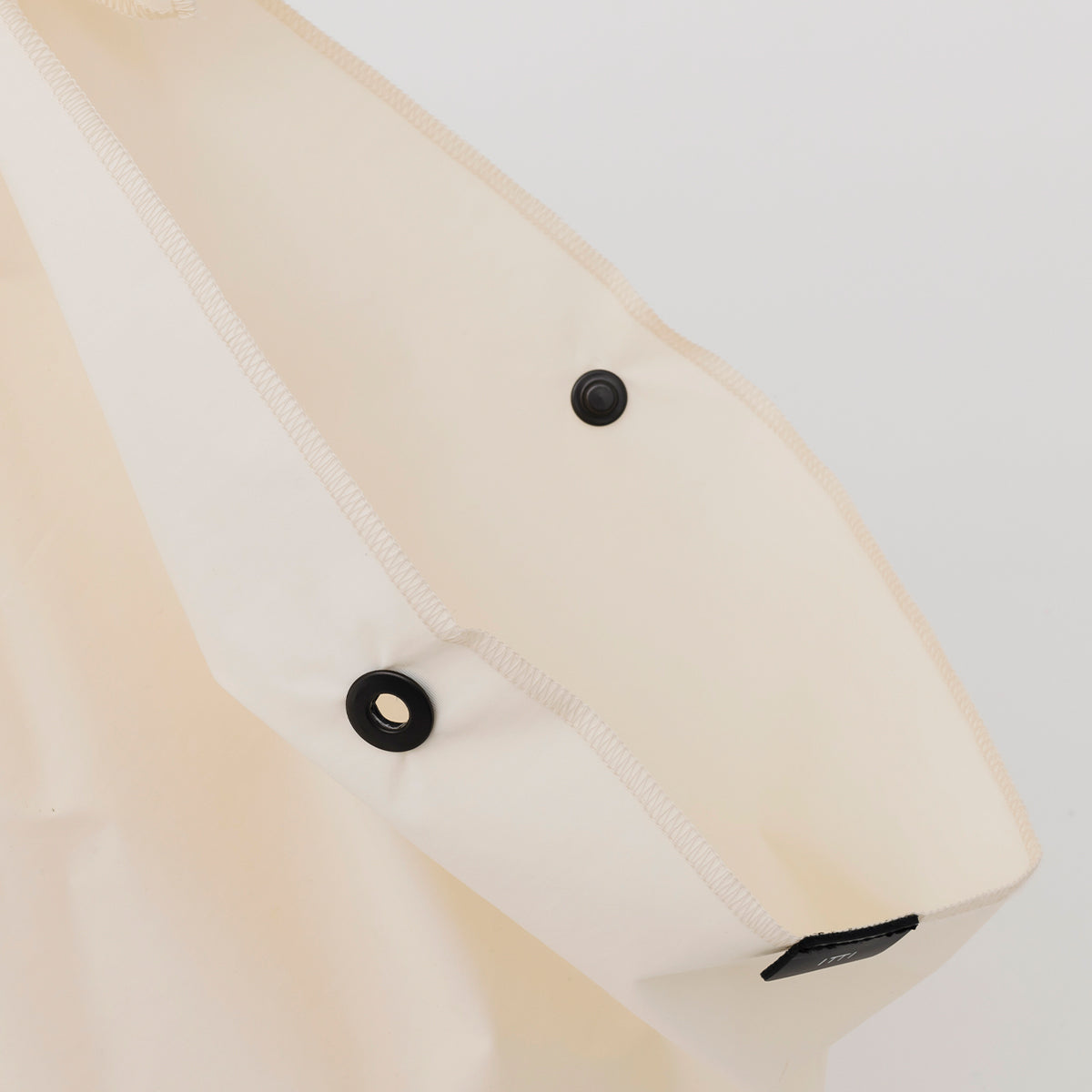 ITTI (イッチ) | HERRIE FUROSHIKI BAG / DS-LC(ヘリー風呂敷バッグ/ディプロスカイ) ハンドル ナイロン レザー ブランド メンズ レディース 肩がけ ショルダー 大きい ビッグ ブランド レサー 黒 ブラック ホワイト 白