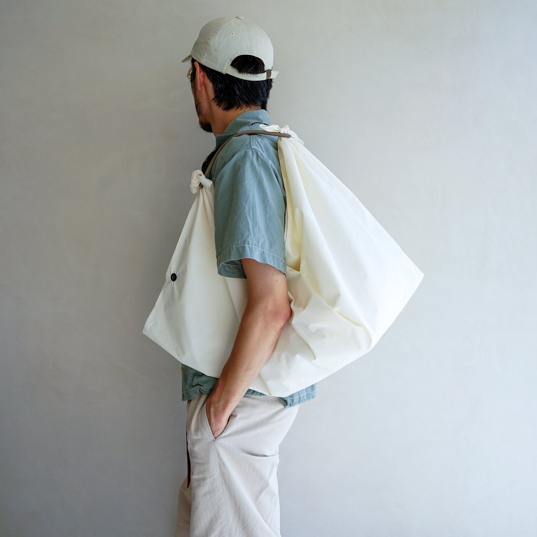 ITTI (イッチ) | HERRIE FUROSHIKI BAG / DS-LC(ヘリー風呂敷バッグ/ディプロスカイ) ハンドル ナイロン レザー ブランド メンズ レディース 肩がけ ショルダー 大きい ビッグ ブランド レサー 黒 ブラック ホワイト 白