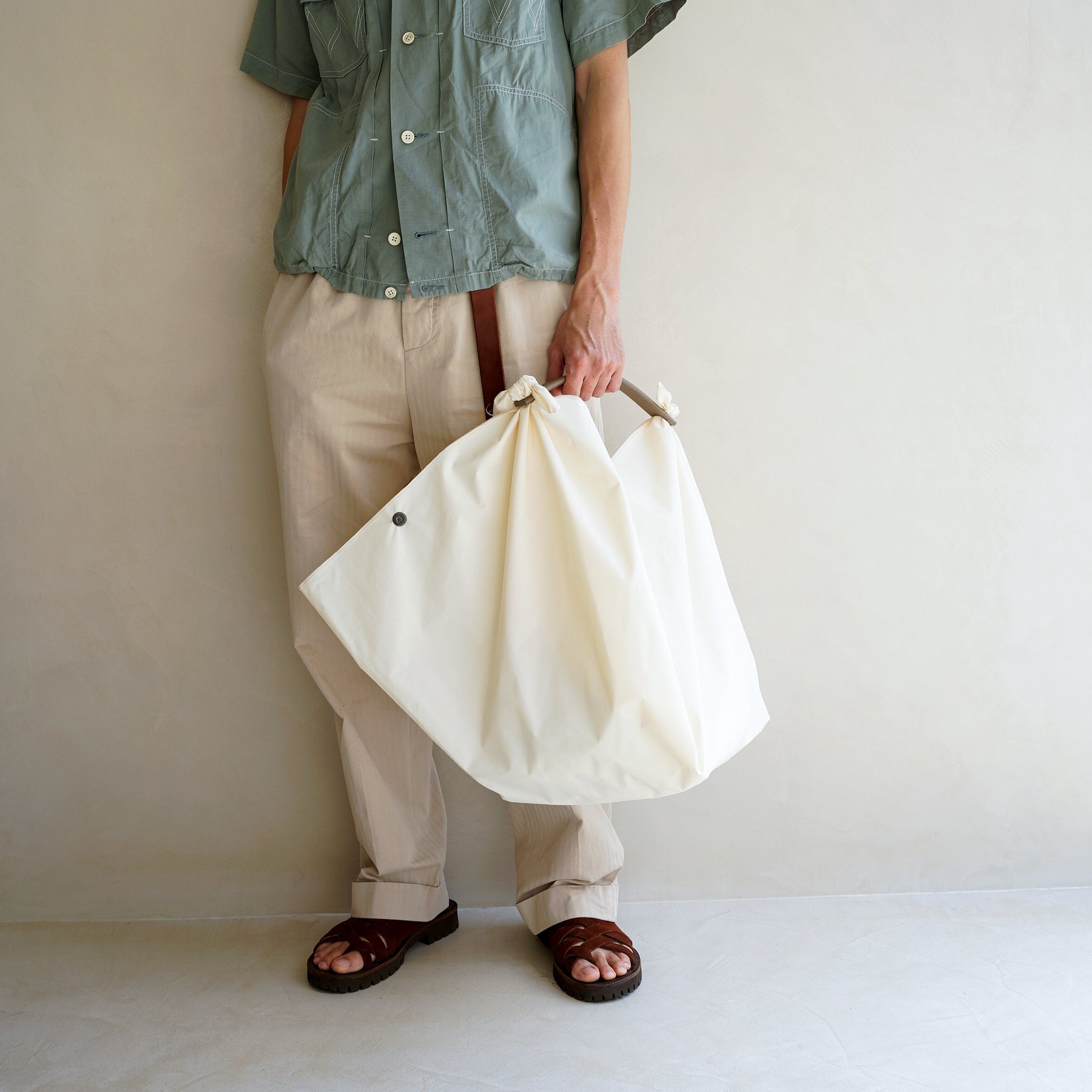 ITTI (イッチ) | HERRIE FUROSHIKI BAG / SH-LC(ヘリー風呂敷バッグ/白鞣し) ハンドル ナイロン レザー ブランド メンズ レディース SHIRONAMESHI メンズ レディース 大きめ バッグ 鞄 かばん カバン ショルダー ブランド 白 white ホワイト