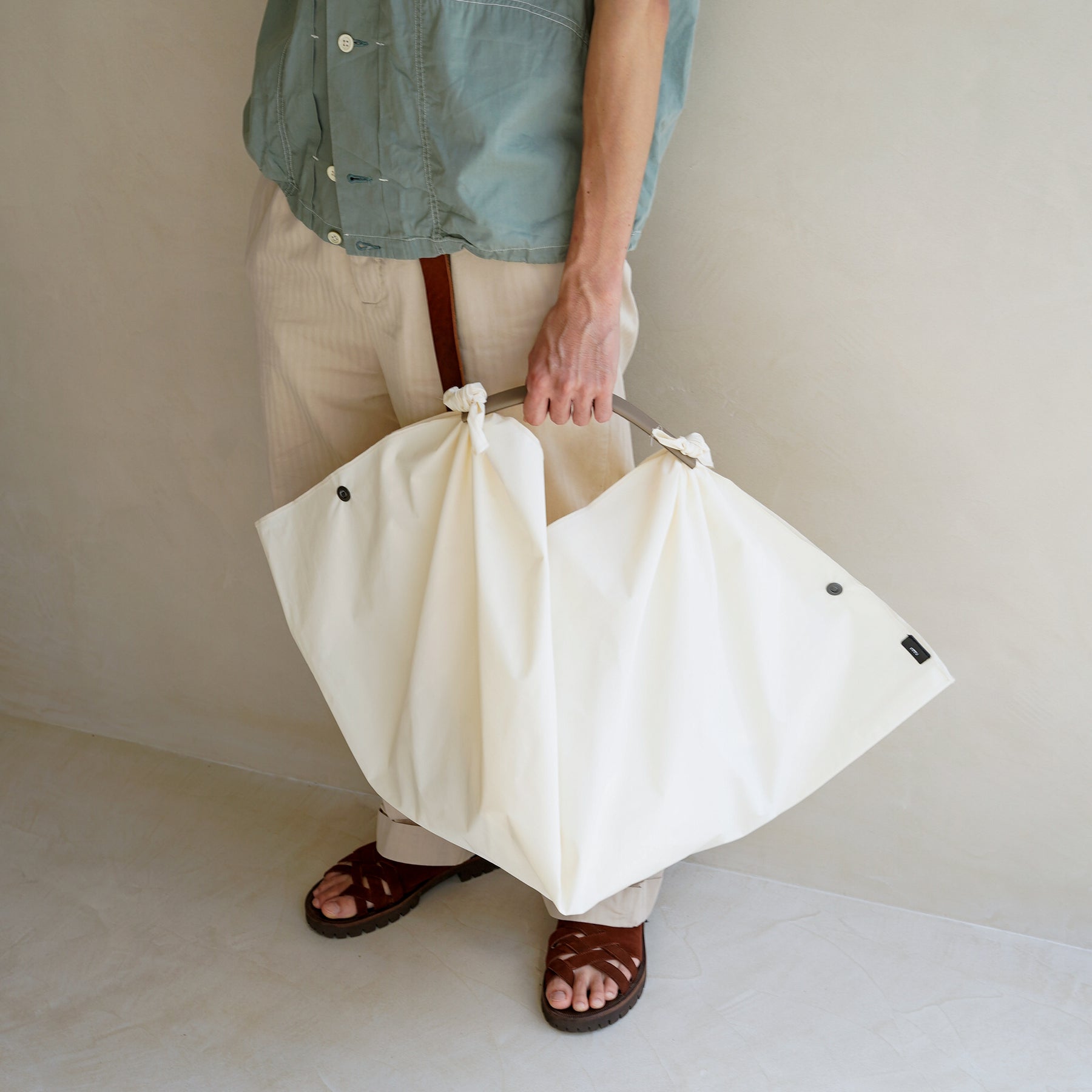 ITTI (イッチ) | HERRIE FUROSHIKI BAG / DS-LC(ヘリー風呂敷バッグ/ディプロスカイ) ハンドル ナイロン レザー ブランド メンズ レディース 肩がけ ショルダー 大きい ビッグ ブランド レサー 黒 ブラック ホワイト 白
