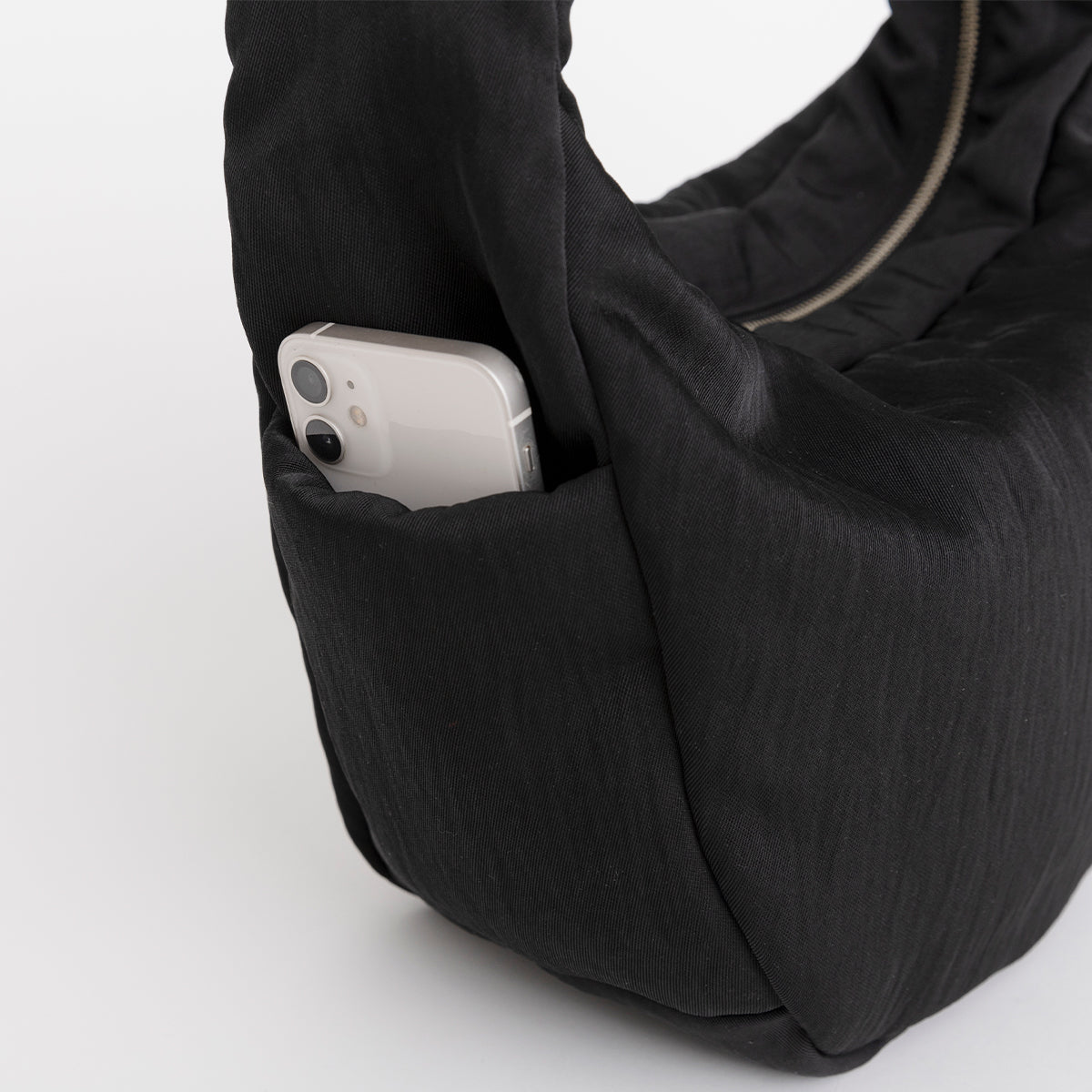 ANNIE PUFFER TOWN MOON BAG / CERATO BRIGHT (アニーパファータウンムーンバッグ) - ITTI (イッチ) 中綿 カバン かばん ショルダー メンズ レディース 肩掛け 斜め ブランド ドメスティック ナイロン ブラック 黒