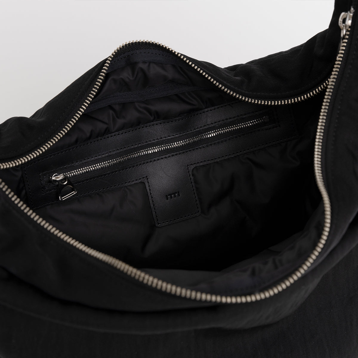 ANNIE PUFFER TOWN MOON BAG / CERATO BRIGHT (アニーパファータウンムーンバッグ) - ITTI (イッチ) 中綿 カバン かばん ショルダー メンズ レディース 肩掛け 斜め ブランド ドメスティック ナイロン ブラック 黒