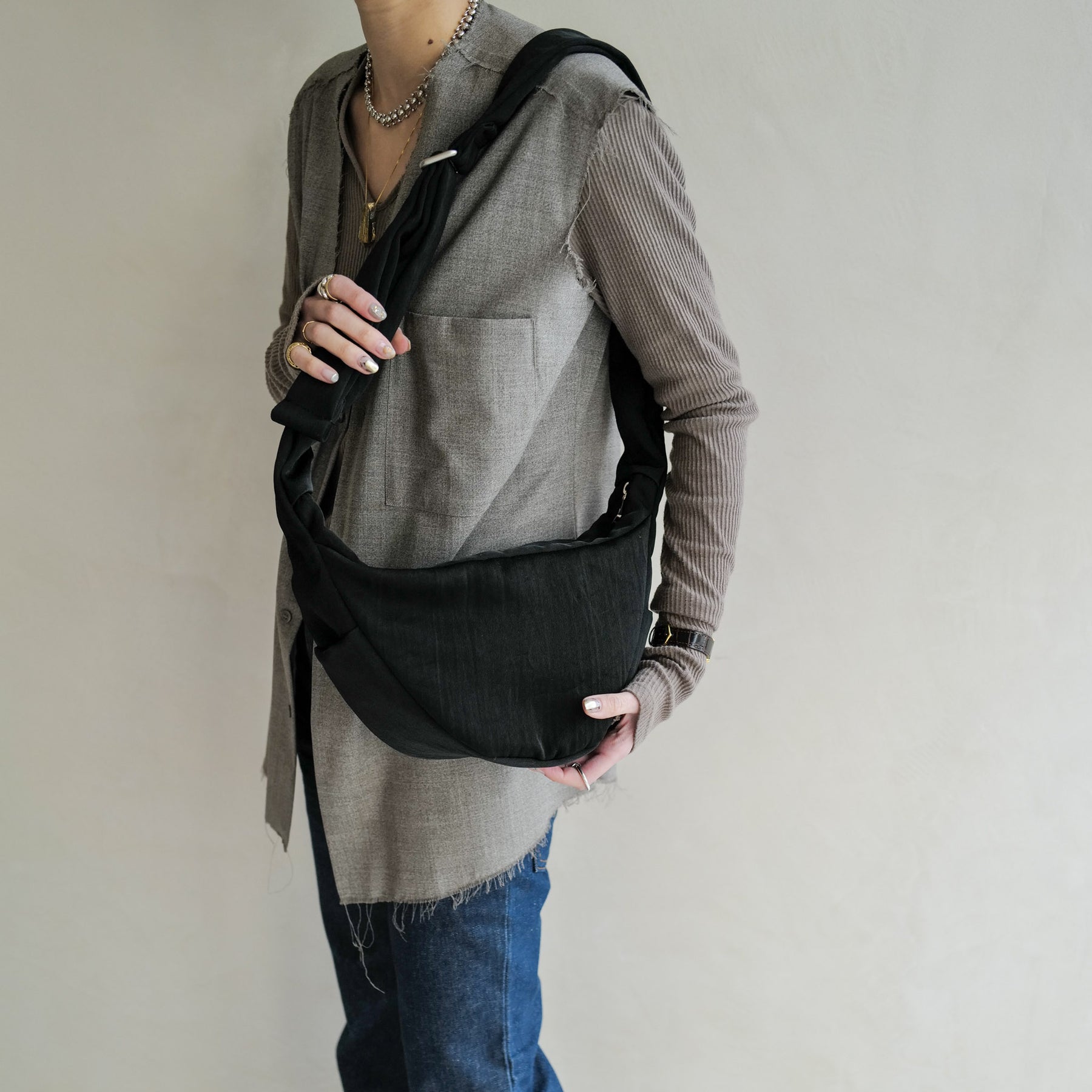 ANNIE PUFFER MINI MOON BAG / CERATO BRIGHT (アニーパファーミニムーンバッグ) - ITTI (イッチ) | 鞄 かばん カバン ナイロン ブラック black 黒 三日月 メンズ レディース 旅行
