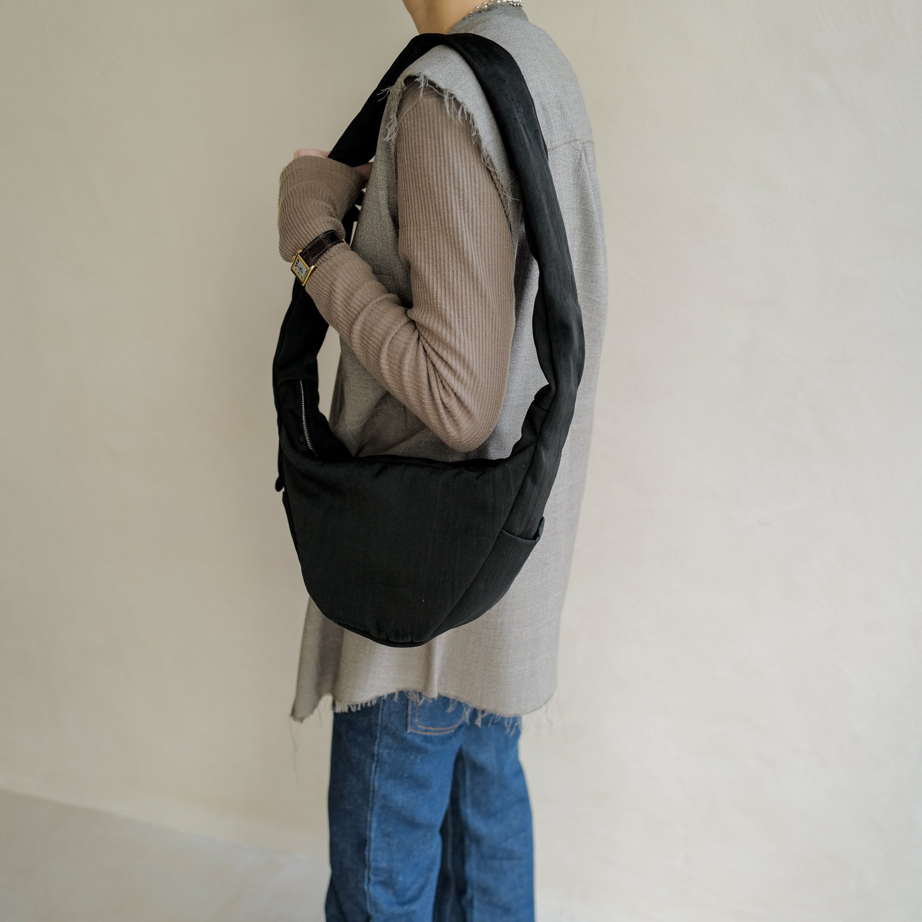 ANNIE PUFFER MINI MOON BAG / CERATO BRIGHT (アニーパファーミニムーンバッグ) - ITTI (イッチ) | 鞄 かばん カバン ナイロン ブラック black 黒 三日月 メンズ レディース 旅行