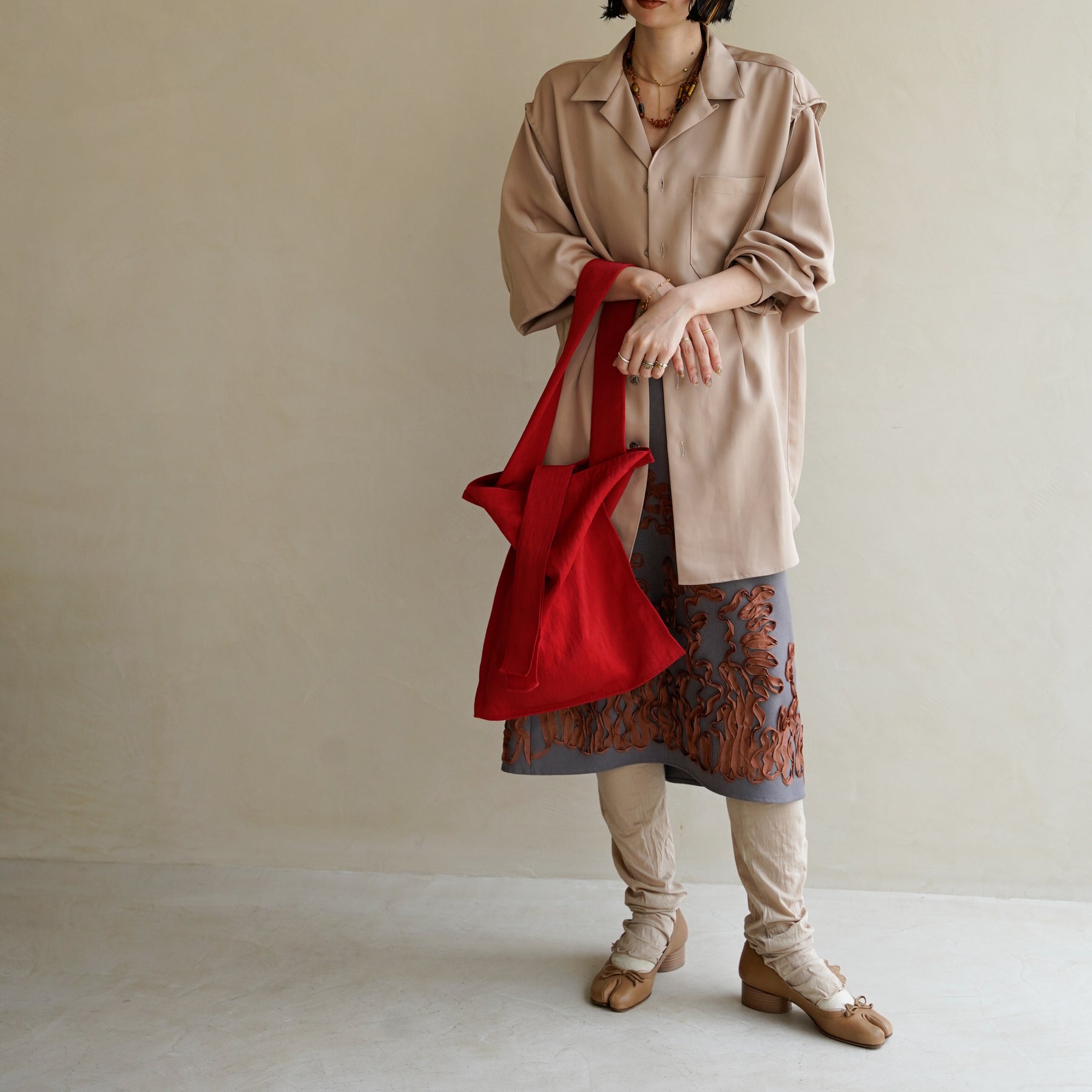 MARY INSIDE OUT TOTE - M / CERATO BRIGHT|撥水ナイロンのミディアムサイズトート メンズ レディース|女性着用画像 スタイリング コーディネート|ITTI(イッチ)公式