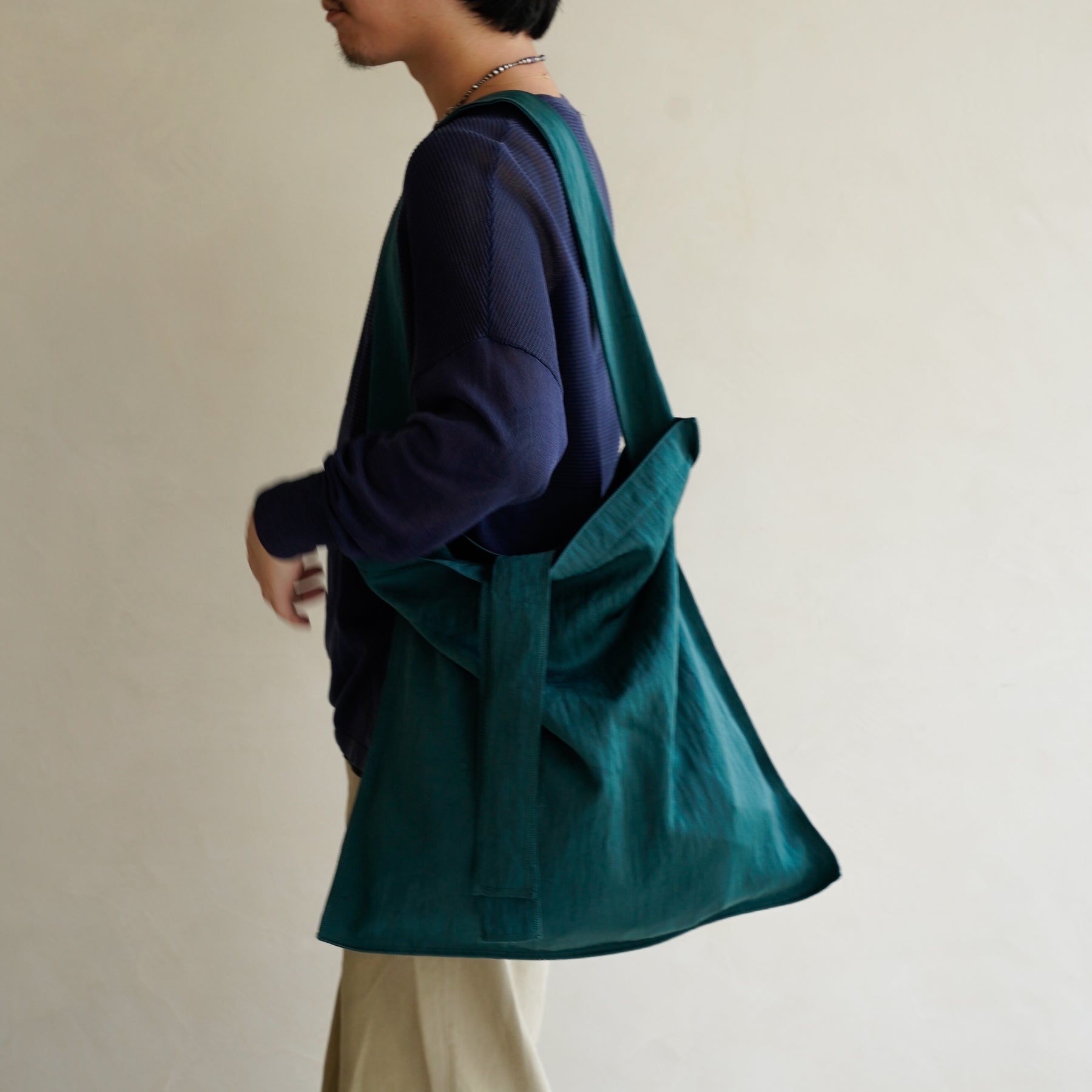 MARY INSIDE OUT TOTE - L / CERATO BRIGHT|撥水ナイロンの大容量トートバッグ メンズ レディース|男性着用画像 スタイリング コーディネート|ITTI(イッチ)公式