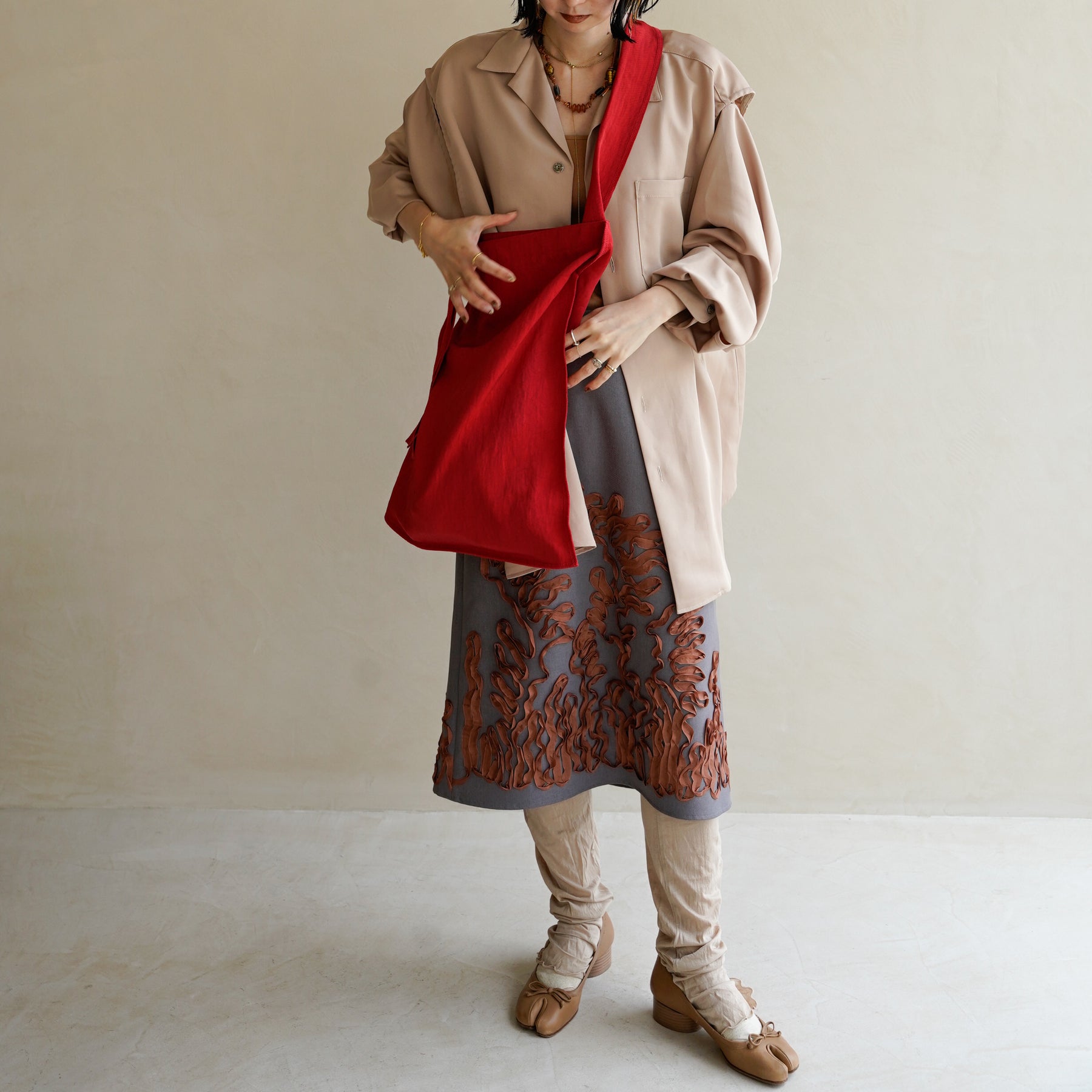 MARY INSIDE OUT TOTE - L / CERATO BRIGHT|撥水ナイロンの大容量トートバッグ メンズ レディース|女性着用画像 スタイリング コーディネート|ITTI(イッチ)公式