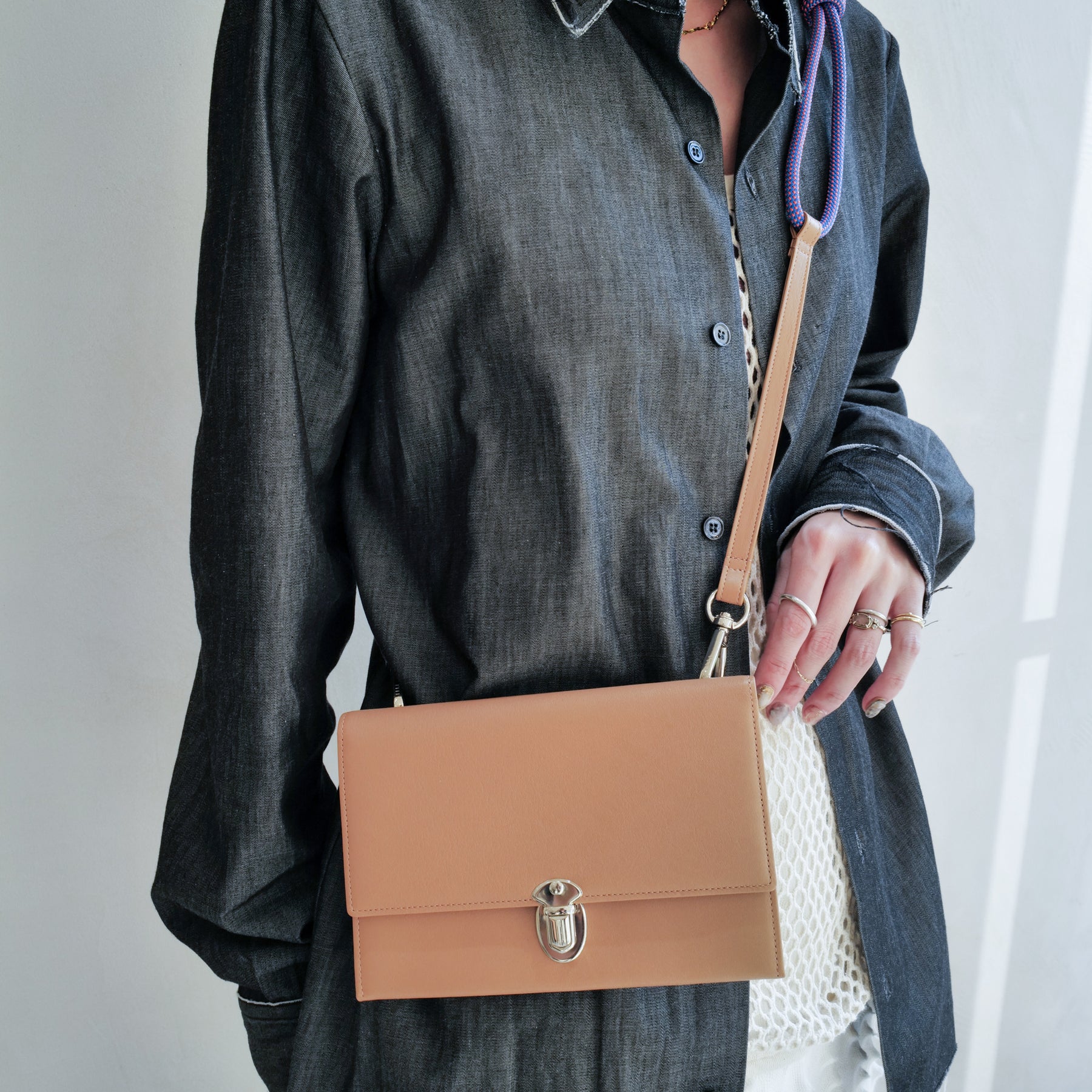 ITTI (イッチ) | MICHELLE FUKIN CLUTCH POUCH / RAPTO FLEX (ミッシェル風琴クラッチポーチ / ラプトフレックス) 長 財布 さいふ サイフ 鞄 かばん カバン ショルダー レザー ブランド メンズ レディース スムース タン ライト ブラウン 茶色 ECCO エコー