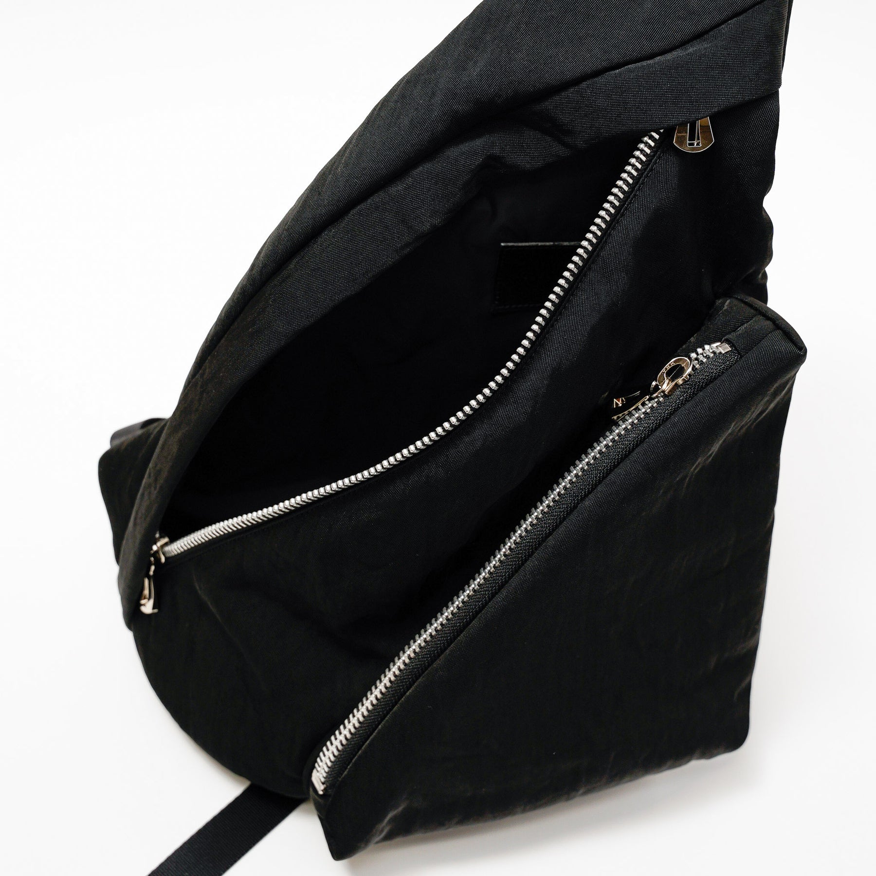 ITTI (イッチ) | ANNIE PUFFER SLING BAG / CERATO BRIGHT (アニーパファースリングバッグ / シェラトブライト) | 鞄 カバン かばん ショルダー 斜め掛け ナイロン 中綿 ブラック ブラウン 黒 茶色 メンズ レディース ブランド