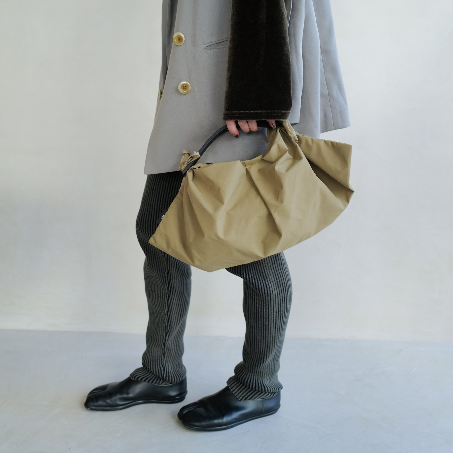 ITTI (イッチ) - HERRIE FUROSHIKI ONE HANDLE BAG - S / RF-LC (ヘリー風呂敷ワンハンドルバッグ - スモール) | 鞄 カバン かばん フロシキ トート ナイロン レザー ブランド メンズ レディース 小さい ミニ ダーク ベージュ ブラウン カーキ 茶色
