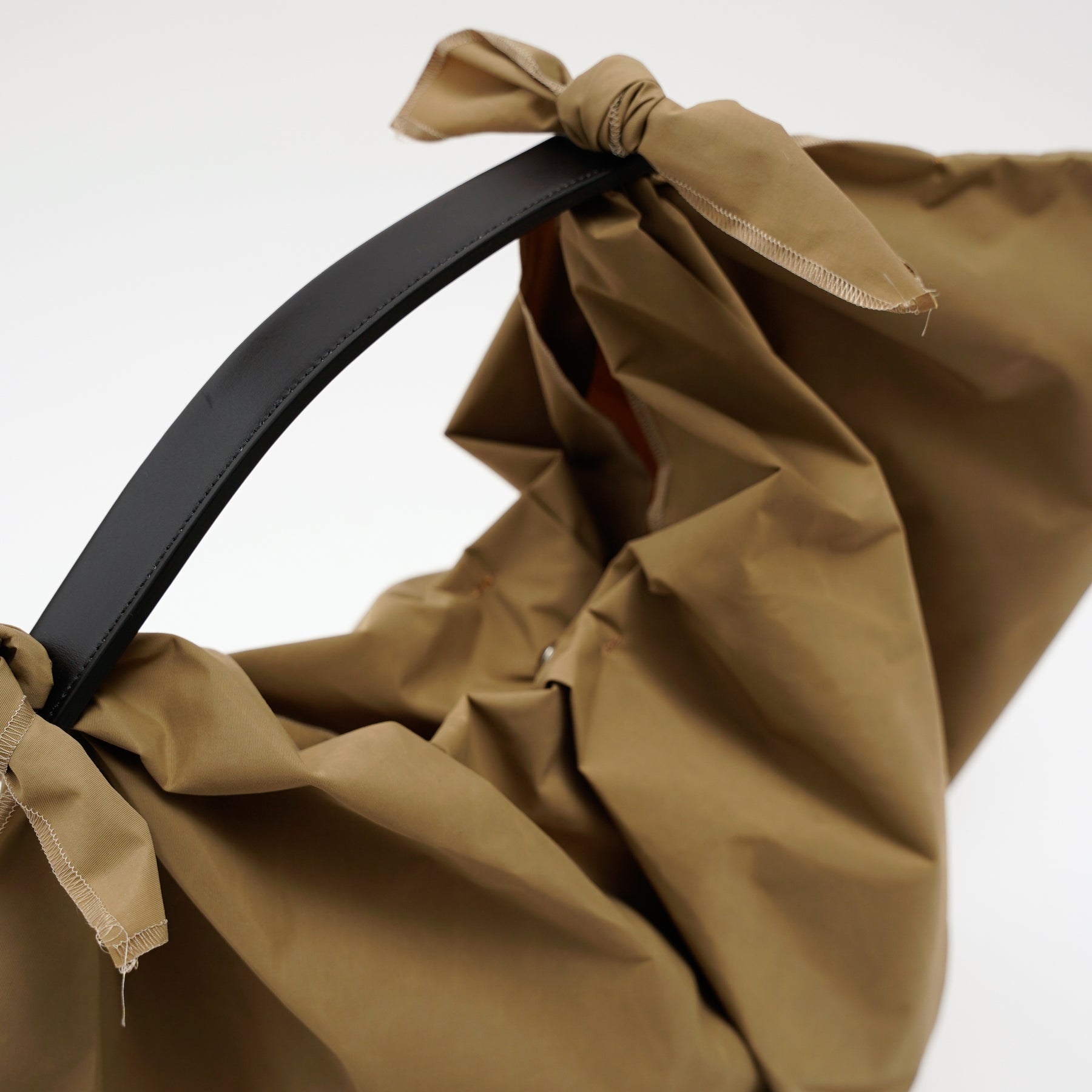 ITTI (イッチ) - HERRIE FUROSHIKI ONE HANDLE BAG - M / RF-LC (ヘリー風呂敷ワンハンドルバッグ - ミディアム) | 鞄 カバン かばん フロシキ トート ナイロン レザー ブランド メンズ レディース ダーク ベージュ 茶色 ブラウン