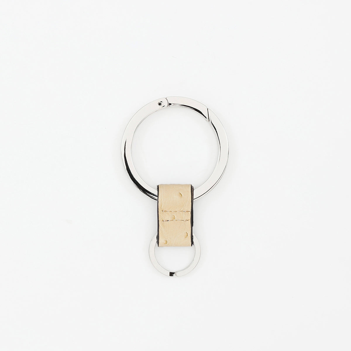 ITTI (イッチ) | CRISTY RING RING / OSTRICH (クリスティリングリング / オーストリッチ) キーリング キーホルダー チャーム 鍵 取り付け サークル メンズ レディース レザー ブランド エキゾチック ivory アイボリー 白 オフホワイト 生成り ベージュ 着用 スタイリング コーディネート
