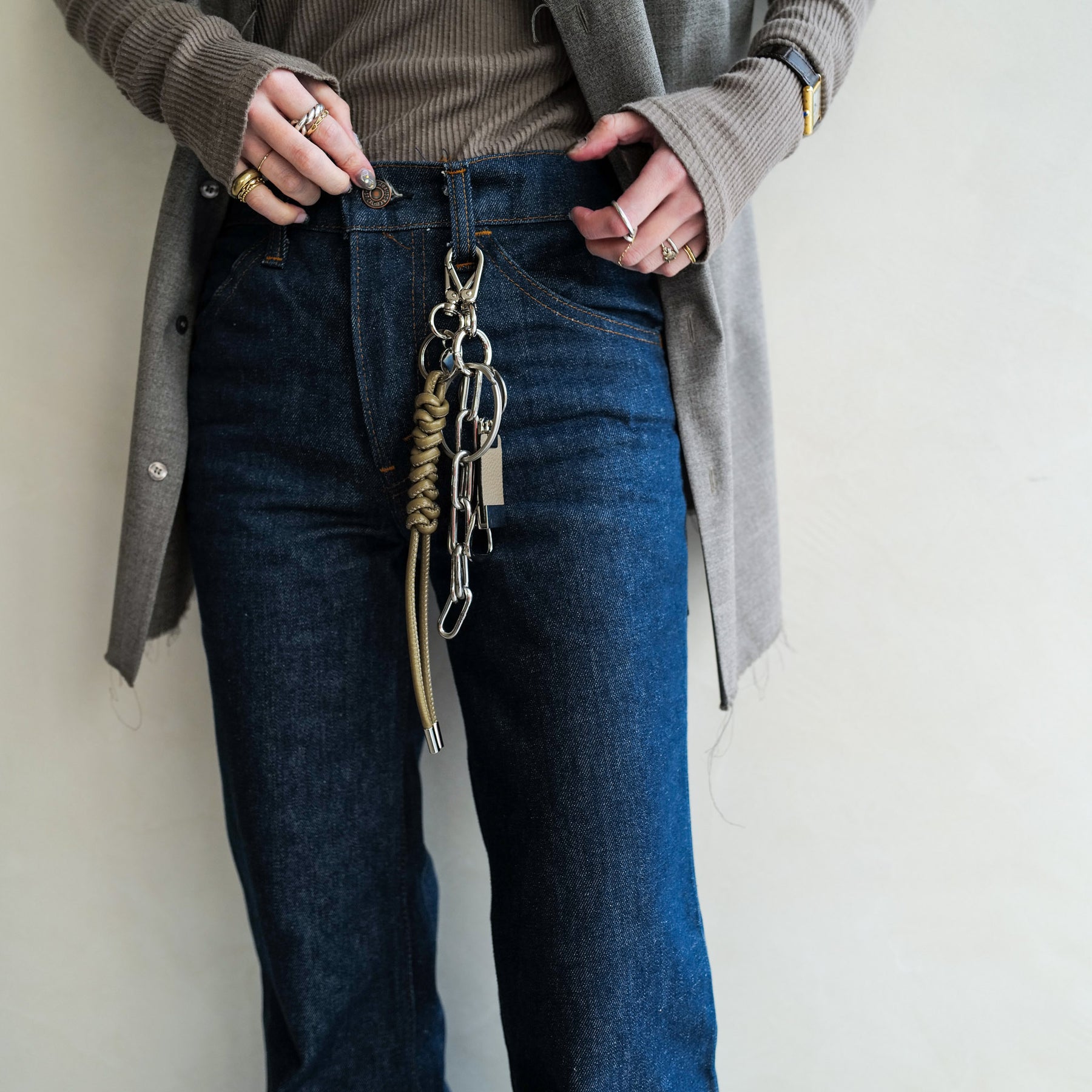 CRISTY SNAKE KNOT CHARM / STCOW (クリスティスネークノットチャーム / ステッチカウレザー) - ITTI (イッチ) キーチャーム キーホルダー ブラック 黒 トープ グレージュ ベージュ ホワイト 白 アイボリー ギフト プレゼント 贈り物 ブランド