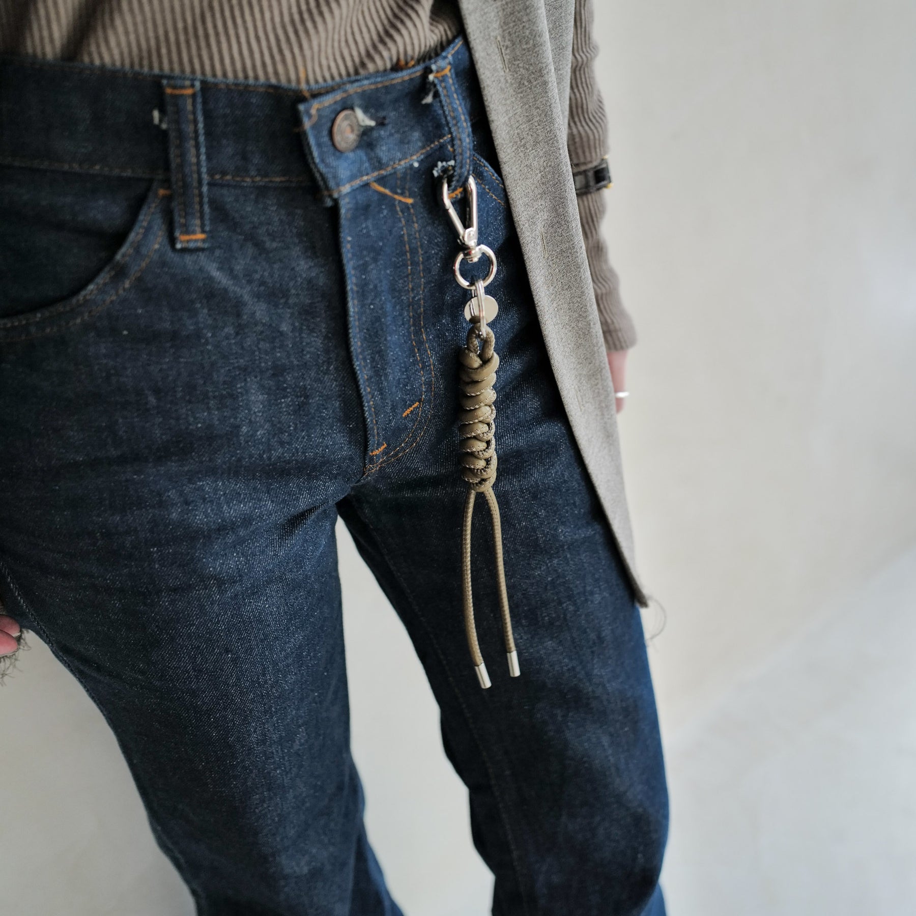 CRISTY SNAKE KNOT CHARM / STCOW (クリスティスネークノットチャーム / ステッチカウレザー) - ITTI (イッチ) キーチャーム キーホルダー ブラック 黒 トープ グレージュ ベージュ ホワイト 白 アイボリー ギフト プレゼント 贈り物 ブランド