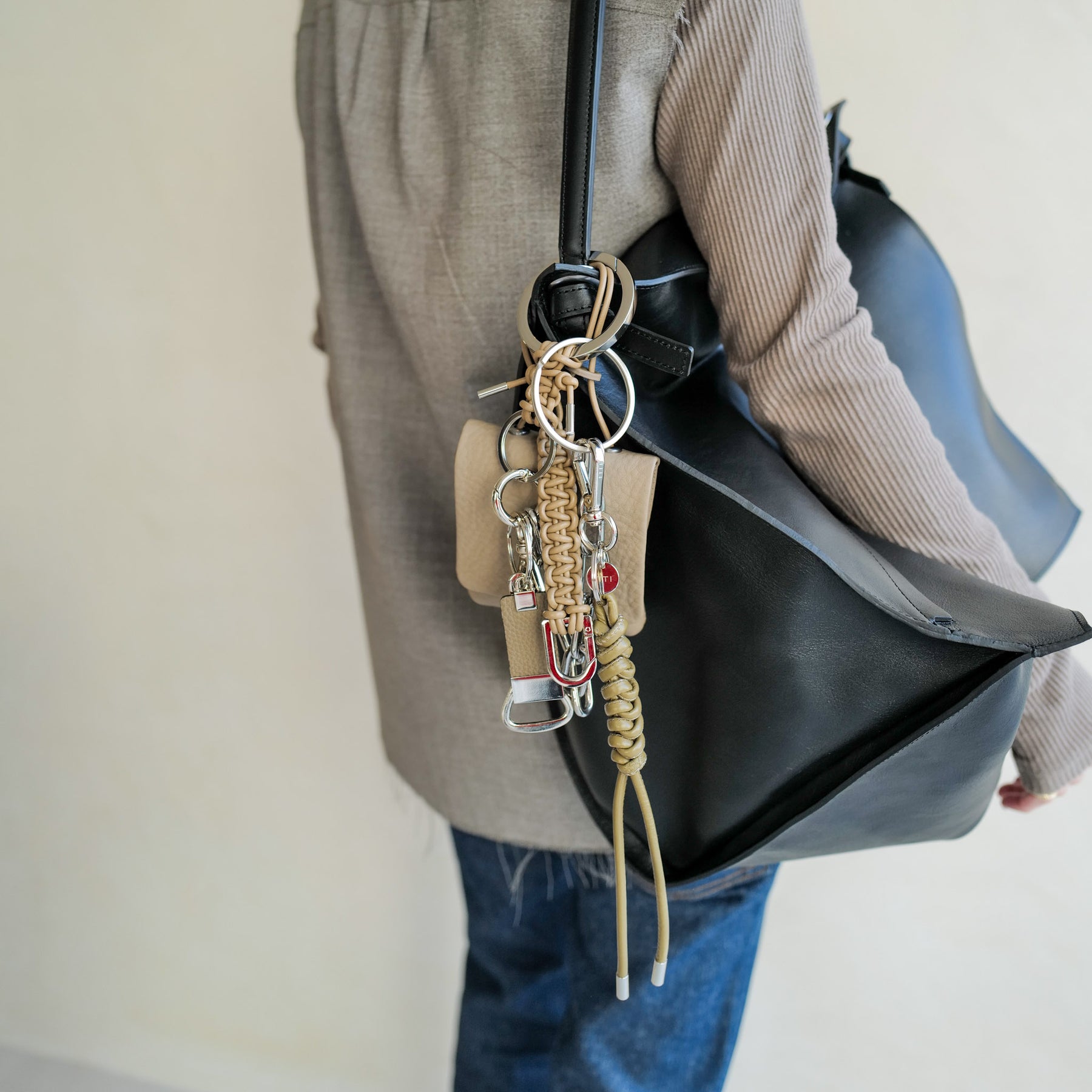 CRISTY SNAKE KNOT CHARM / STCOW (クリスティスネークノットチャーム / ステッチカウレザー) - ITTI (イッチ) キーチャーム キーホルダー ブラック 黒 トープ グレージュ ベージュ ホワイト 白 アイボリー ギフト プレゼント 贈り物 ブランド