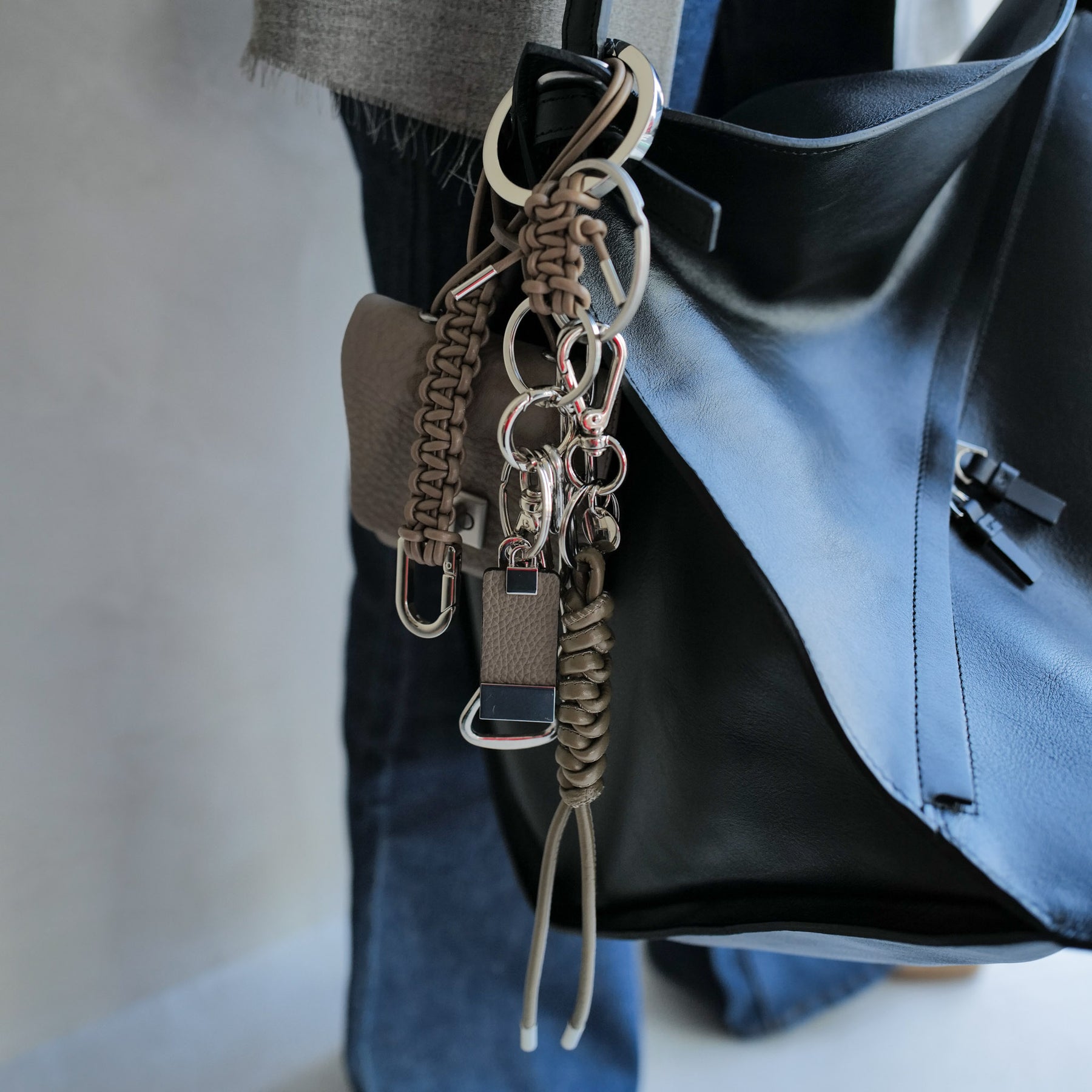 CRISTY SNAKE KNOT CHARM / STCOW (クリスティスネークノットチャーム / ステッチカウレザー) - ITTI (イッチ) キーチャーム キーホルダー ブラック 黒 トープ グレージュ ベージュ ホワイト 白 アイボリー ギフト プレゼント 贈り物 ブランド