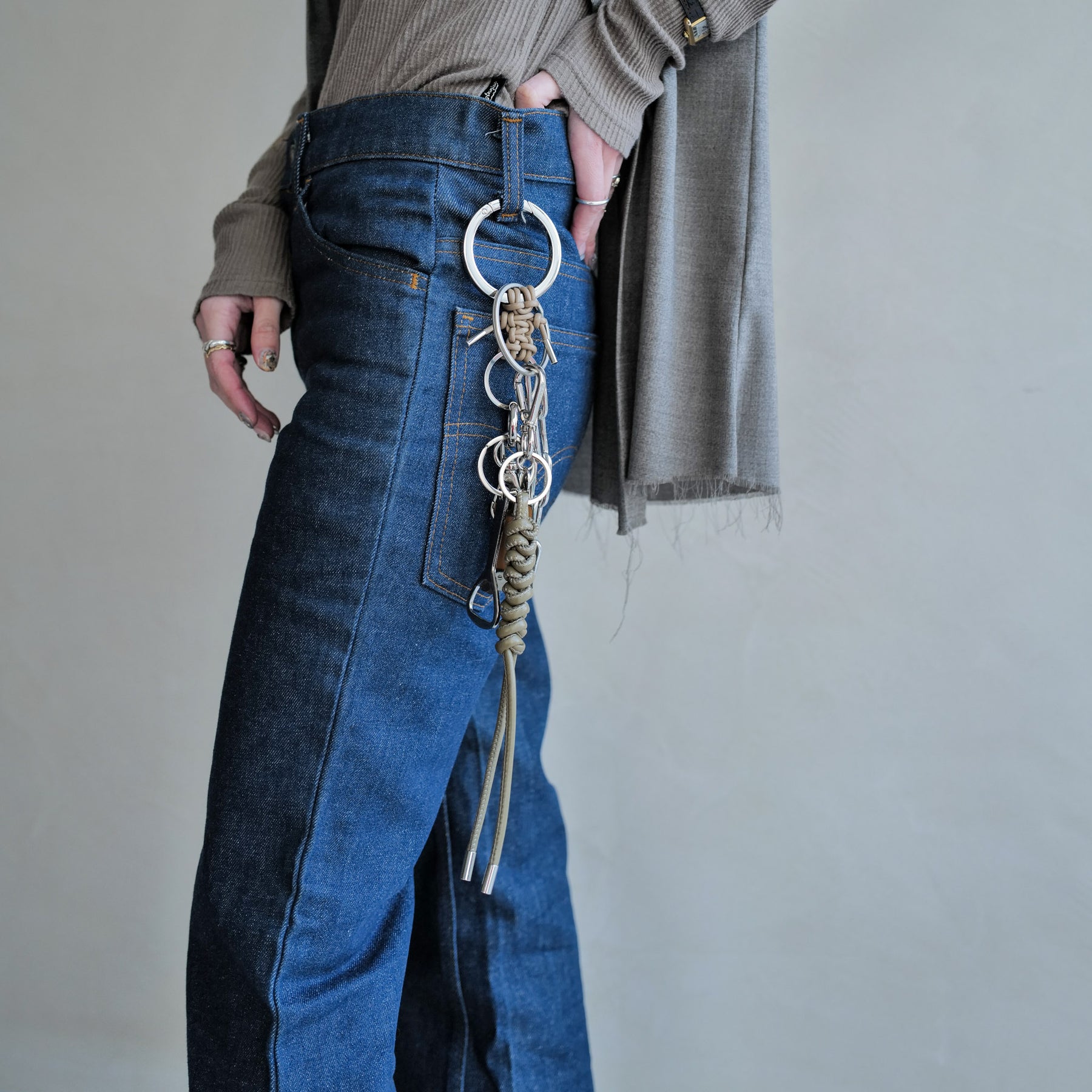 CRISTY SNAKE KNOT CHARM / STCOW (クリスティスネークノットチャーム / ステッチカウレザー) - ITTI (イッチ) キーチャーム キーホルダー ブラック 黒 トープ グレージュ ベージュ ホワイト 白 アイボリー ギフト プレゼント 贈り物 ブランド