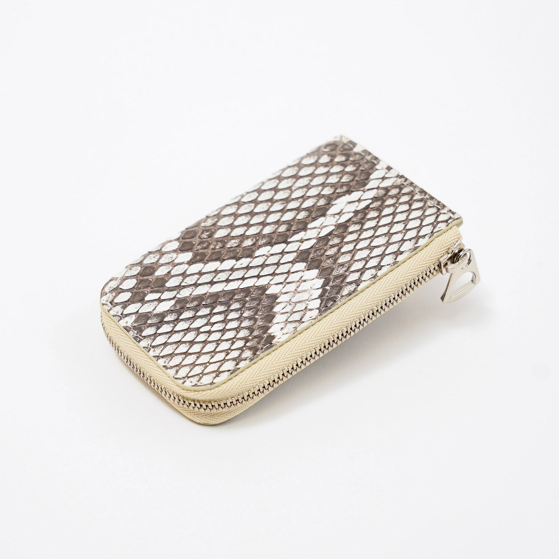 ITTI (イッチ) | CRISTY KEY CARD CASE / MOLURUS (クリスティキーカードケース/モラレスパイソン) 鍵 車 スマートキー 収納 蛇 ヘビ 本革 レザー メンズ レディース ファスナー 白 黒 モノトーン かぎ カギ