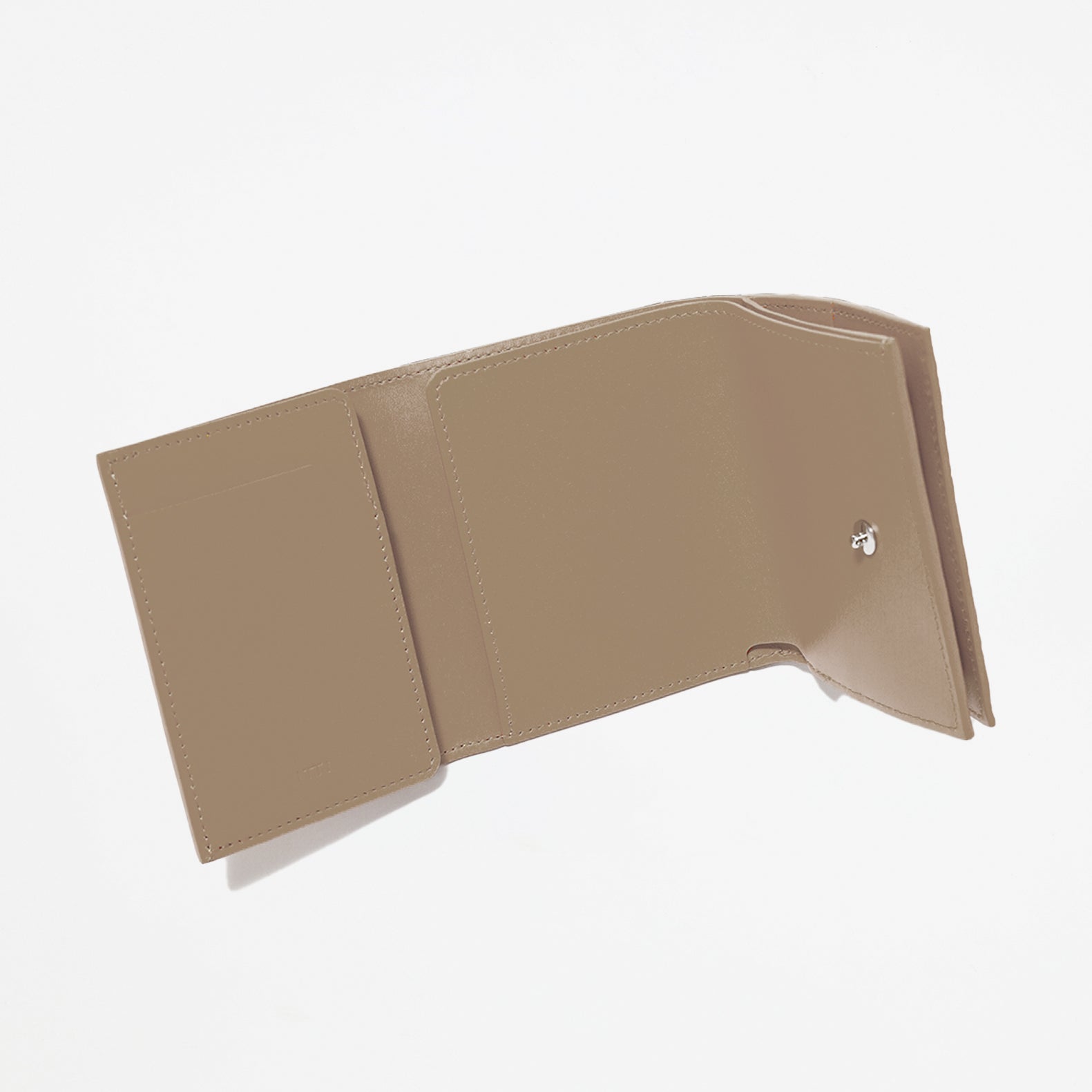 ITTI (イッチ) | CRISTY TRIFOLD MINI WLT / DIPLO SKY(クリスティトリフォルドミニウォレット/ディプロスカイ)3つ折り かぶせ さいふ 財布 サイフ 大人 メンズ レディース ミニ コンパクト 小さい レザー ブランド トープ グレージュ 茶色 ブラウン