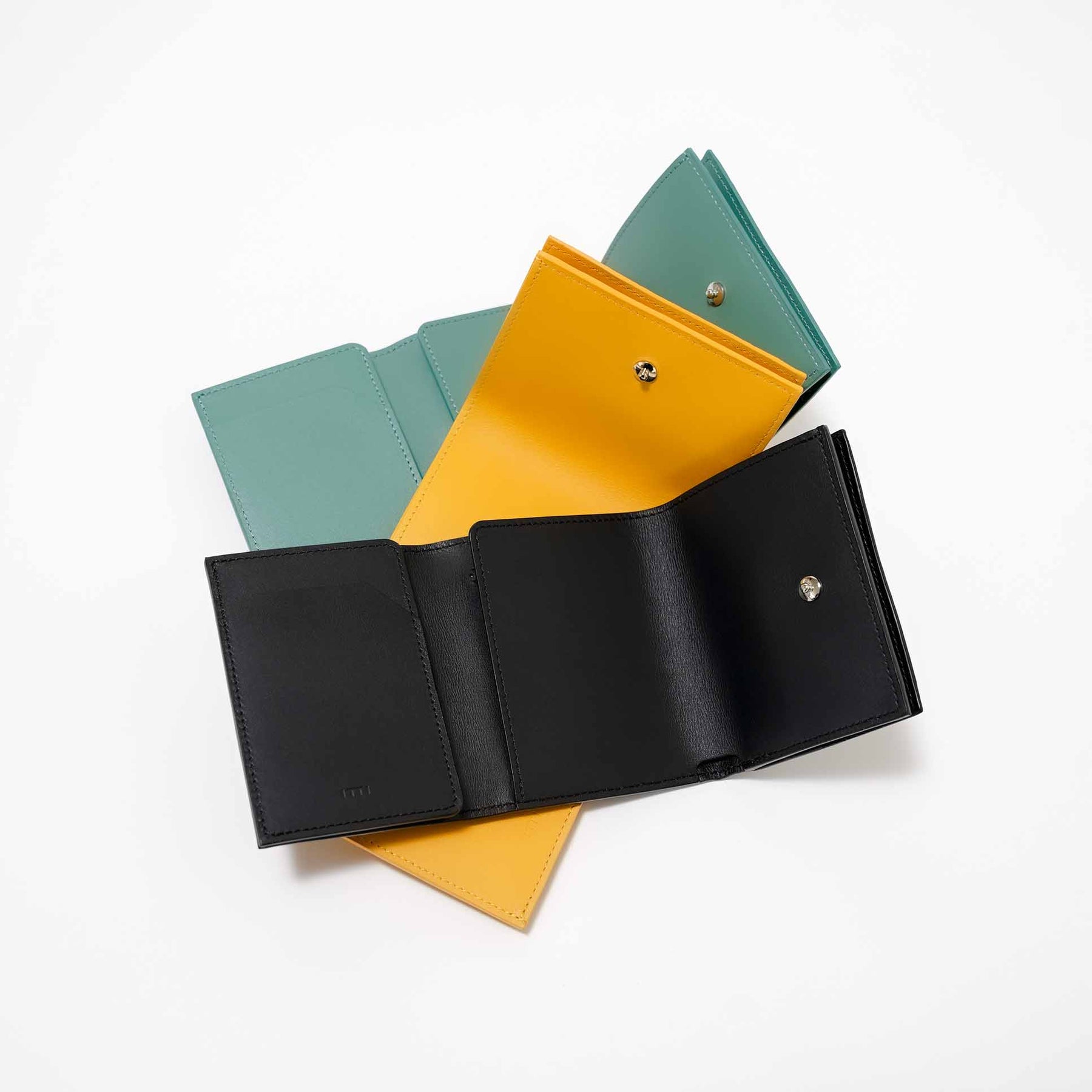 ITTI (イッチ) | CRISTY TRIFOLD MINI WLT / DIPLO SKY(クリスティトリフォルドミニウォレット/ディプロスカイ)3つ折り かぶせ さいふ 財布 サイフ 大人 メンズ レディース ミニ コンパクト 小さい レザー ブランド アイボリー ブラック イエローブルーグリーン 黒 白 グレージュ