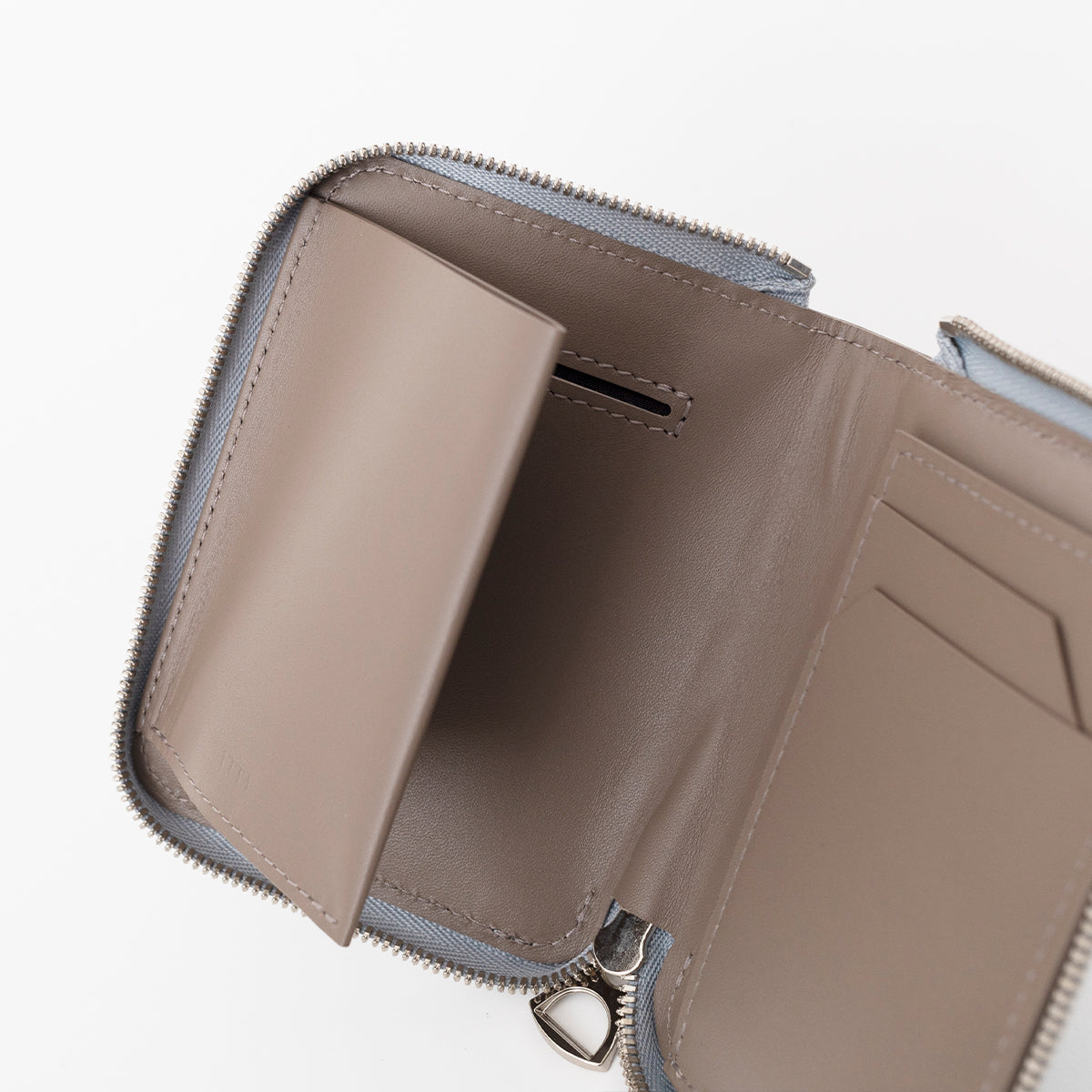 CRISTY SLIM COMPACT WLT / N.A.C (クリスティスリムコンパクトウォレット / ヌバックアイクロコダイル) - ITTI (イッチ) | コンパクト財布 さいふ サイフ レザー 革小物 ラウンド ファスナー 小さい メンズ レディース ブランド ドメスティック 藍染 デニム