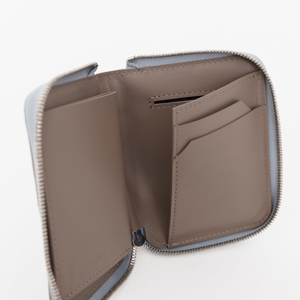 CRISTY SLIM COMPACT WLT / N.A.C (クリスティスリムコンパクトウォレット / ヌバックアイクロコダイル) - ITTI (イッチ) | コンパクト財布 さいふ サイフ レザー 革小物 ラウンド ファスナー 小さい メンズ レディース ブランド ドメスティック 藍染 デニム