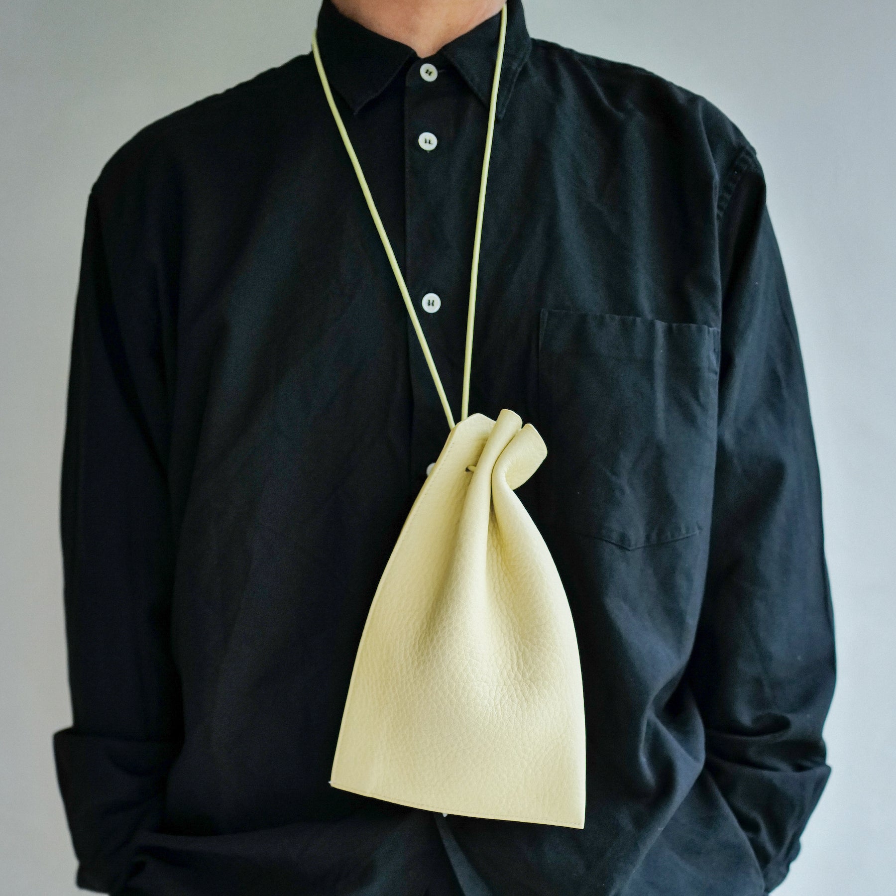 ITTI (イッチ) | HERRIE KINCHAKU POUCH - PM / DIPLO SKY(ヘリー キンチャクポーチ - ピーエム / ディプロスカイ)レザー 巾着 バッグ カバン 鞄 かばん ポーチ 本革 黒 ベージュ ブラック トープ ブラウン アイボリー 白 オフ ホワイト 贈り物 プレゼント ギフト メンズ レディース