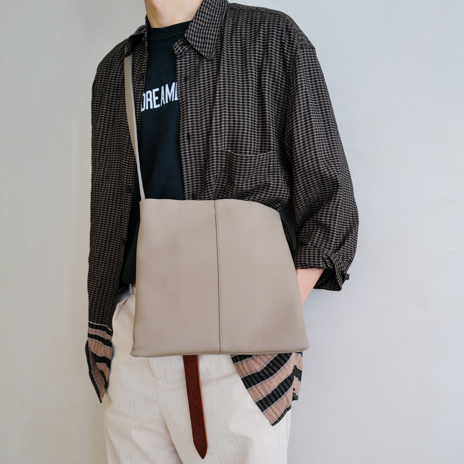 ITTI (イッチ) | MARY SHOULDER - PM / DIPLO SKY(マリーショルダー/ディプロスカイ)レザー バッグ 本革 トート バッグ かばん カバン メンズ レディース ブランド コーディネート スタイリング 着用画像