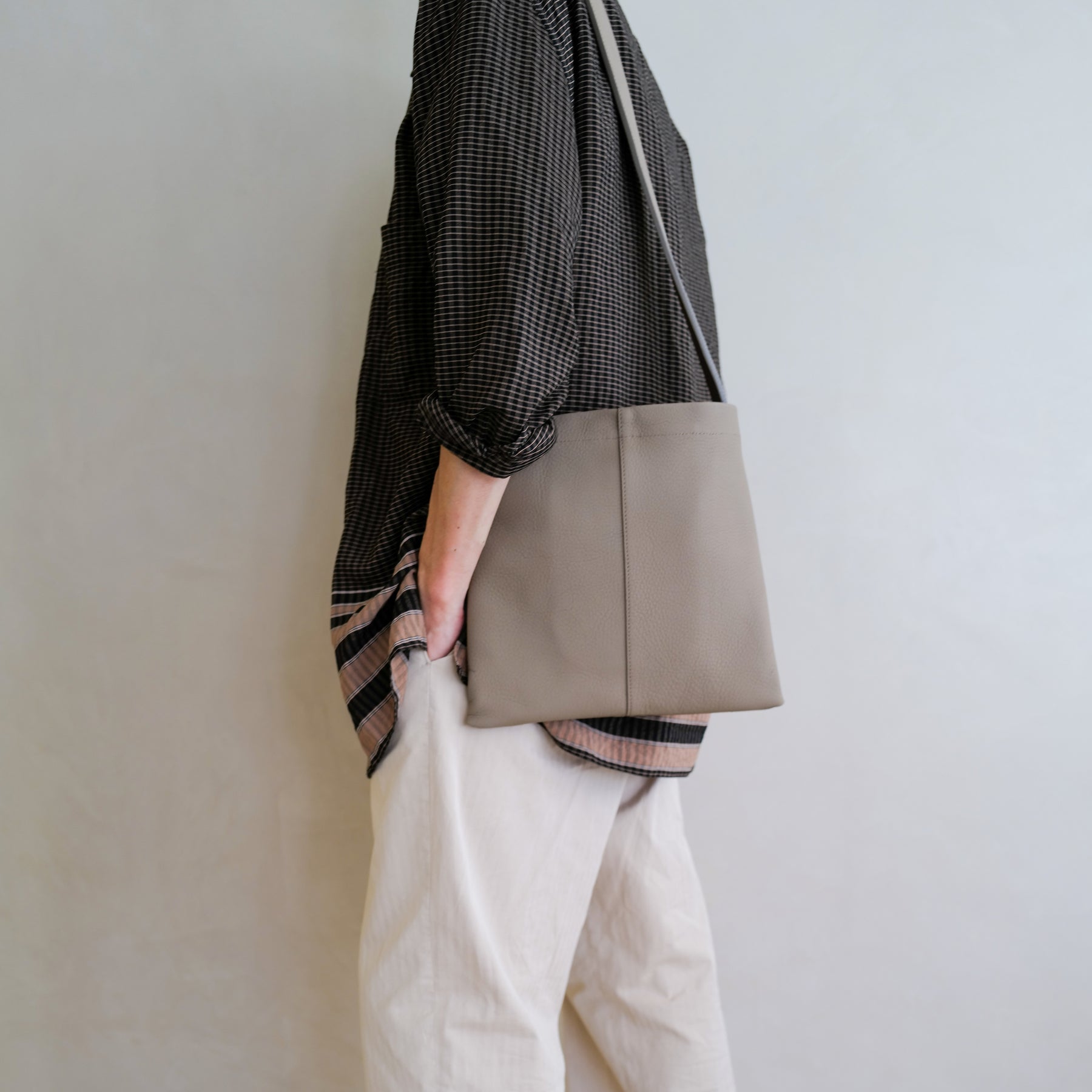 ITTI (イッチ) | MARY SHOULDER - PM / DIPLO SKY(マリーショルダー/ディプロスカイ)レザー バッグ 本革 トート バッグ かばん カバン メンズ レディース ブランド コーディネート スタイリング 着用画像
