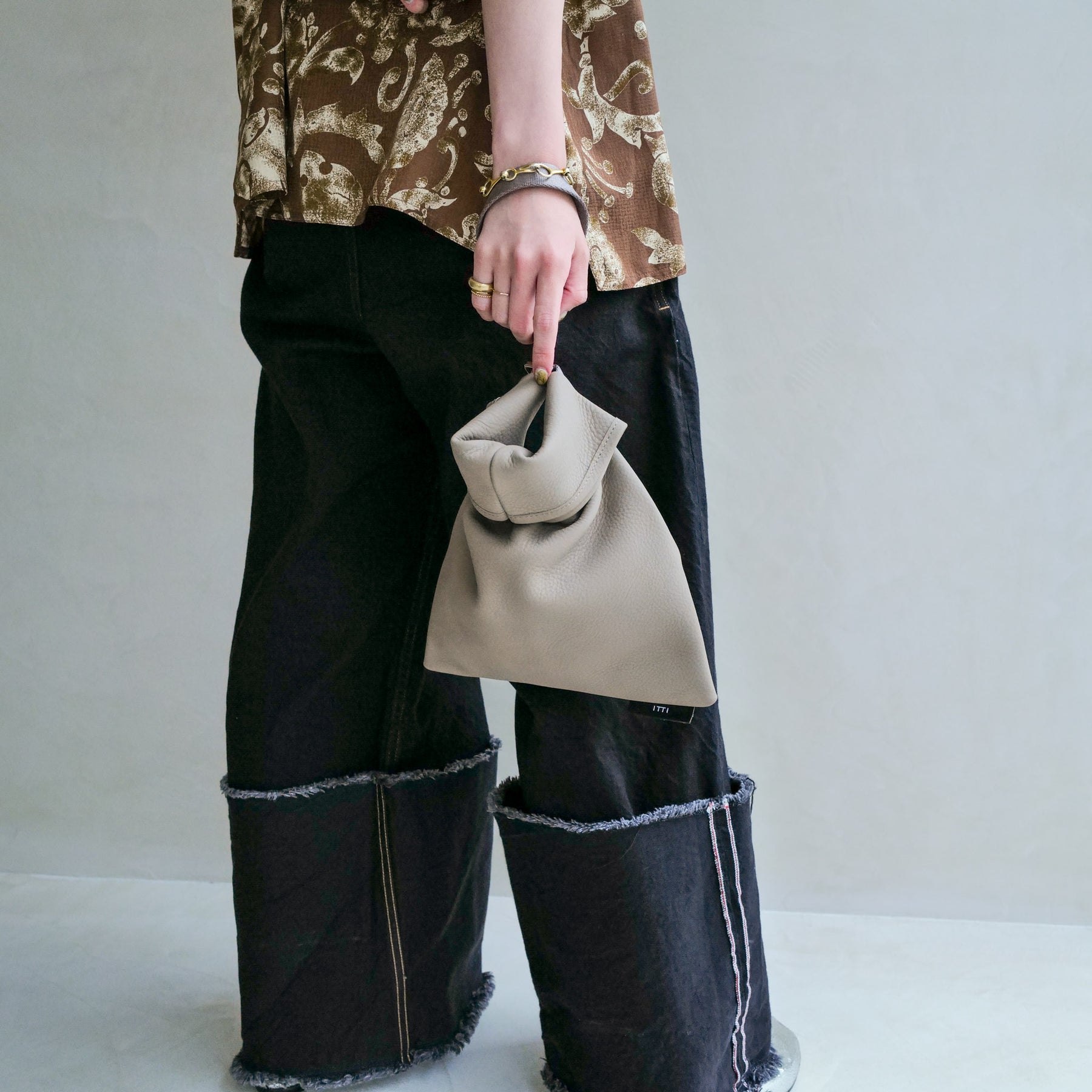 ITTI (イッチ) | ANNIE RICE BAG iii / DIPLO SKY(アニーライスバッグ/ディプロスカイ) レザー 巾着 キンチャク きんちゃく ポーチ カバン ハンドバッグ メンズ レディース ユニセック ミニ かばん 鞄 皮革 黒 クロ ブラック グレージュ トープ ベージュ ブラウン 茶色