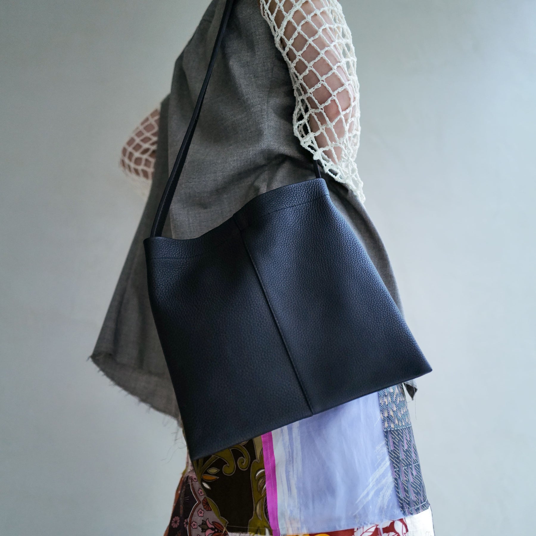 ITTI (イッチ) | MARY SHOULDER - PM / DIPLO SKY(マリーショルダー/ディプロスカイ)レザー バッグ 本革 トート バッグ かばん カバン メンズ レディース ブランド コーディネート スタイリング 着用画像