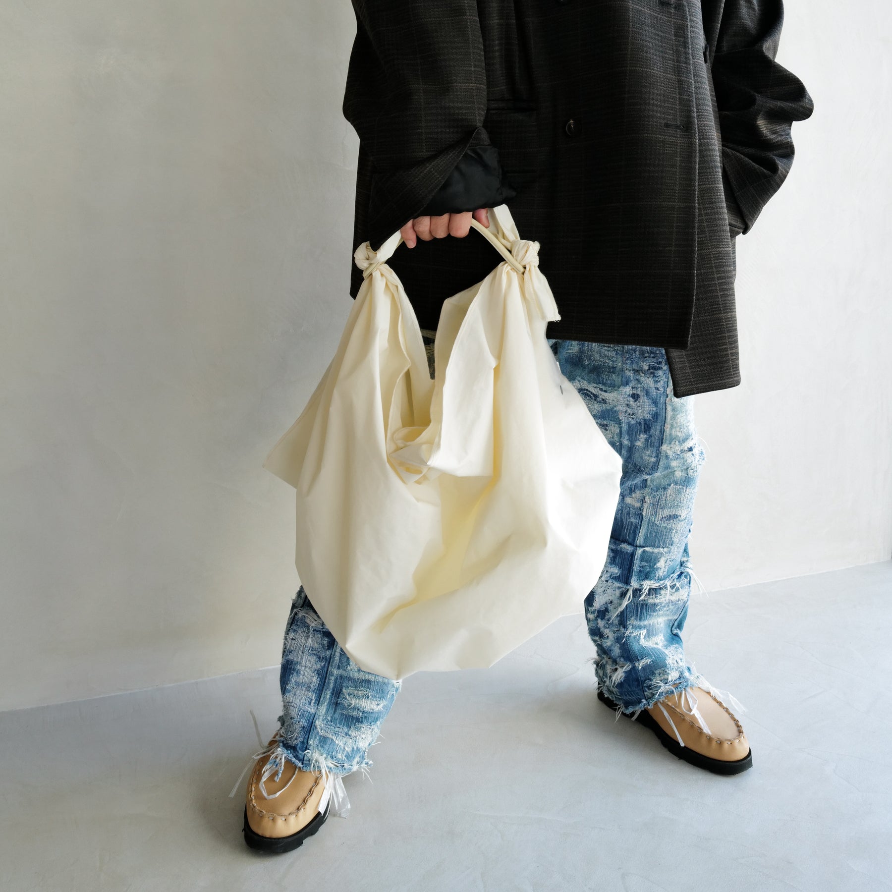 ITTI (イッチ) | HERRIE FUROSHIKI BAG / DS-LC(ヘリー風呂敷バッグ/ディプロスカイ) ハンドル ナイロン レザー ブランド メンズ レディース 肩がけ ショルダー 大きい ビッグ ブランド レサー 黒 ブラック ホワイト 白