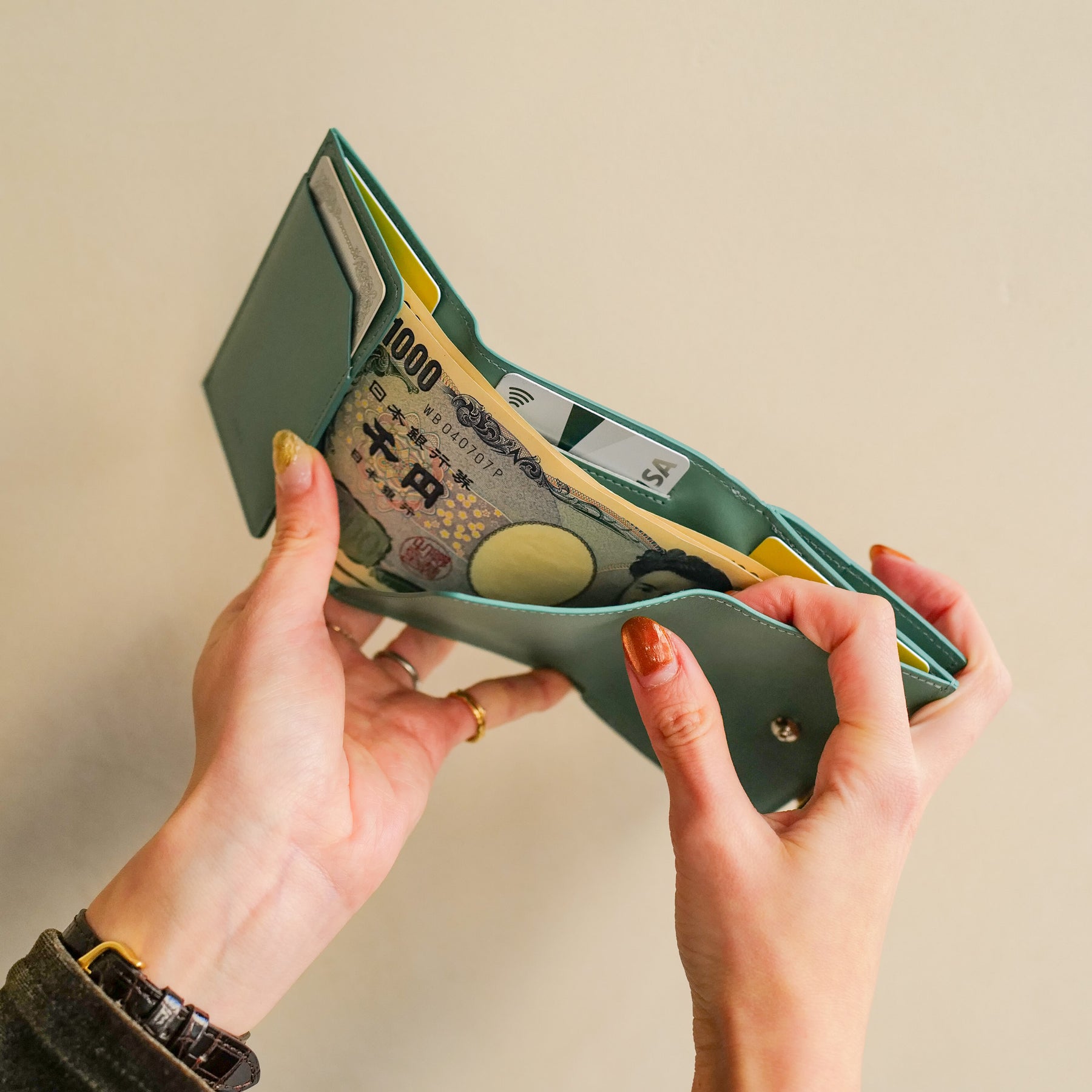 ITTI (イッチ) | CRISTY TRIFOLD MINI WLT / DIPLO SKY(クリスティトリフォルドミニウォレット/ディプロスカイ)3つ折り かぶせ さいふ 財布 サイフ 大人 メンズ レディース ミニ コンパクト 小さい レザー ブランド アイボリー トープ ブラック 黒 白 グレージュ