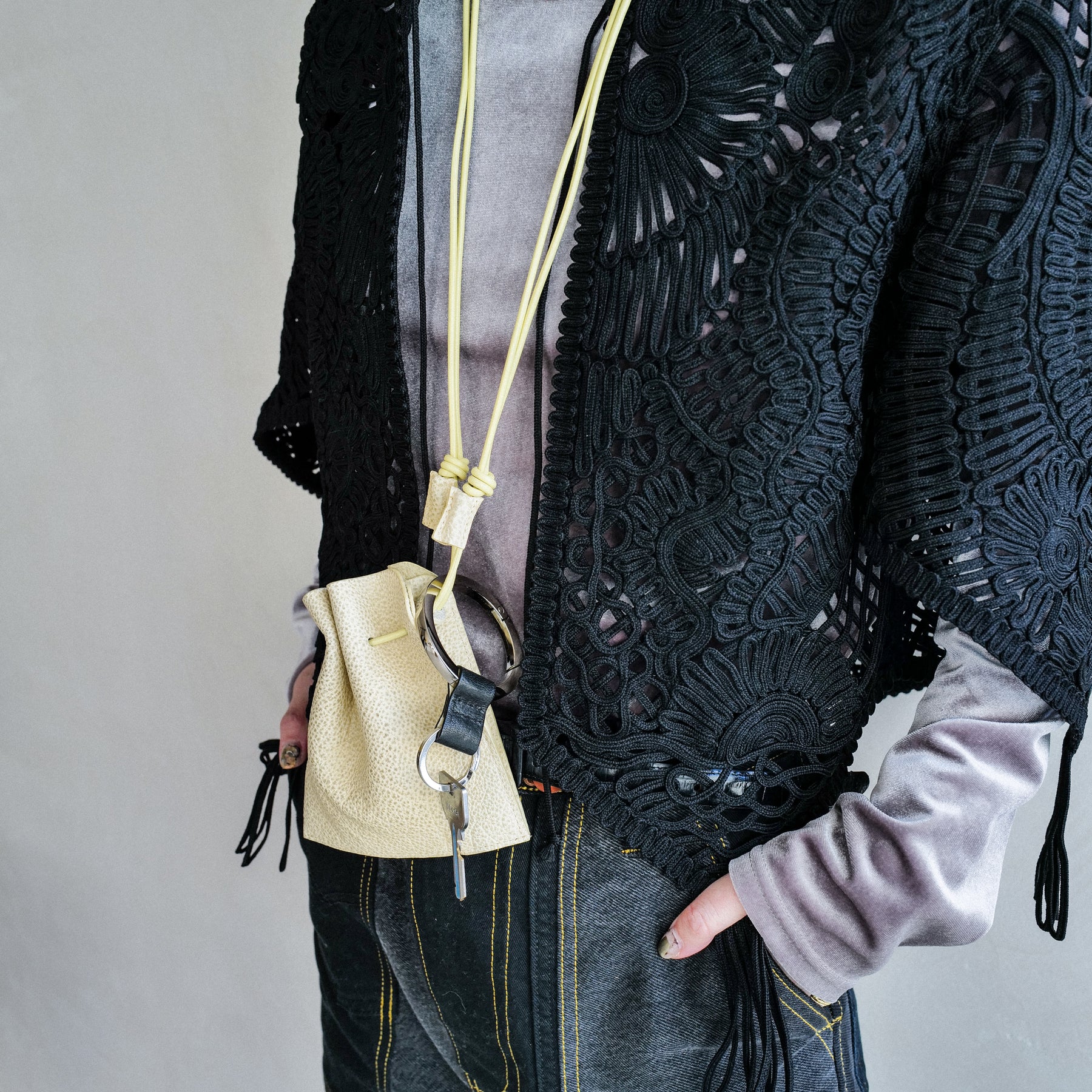 ITTI (イッチ) | HERRIE KINCHAKU POUCH - XXS / SHIRO(ヘリー キンチャクポーチ / 白鞣し皮革) 本革 巾着 レザー ショルダー シロナメシ 牛 皮革 ファッション アクセサリー 小物入れ メンズ レディース ブランド サスティナブル アイボリー オートミール