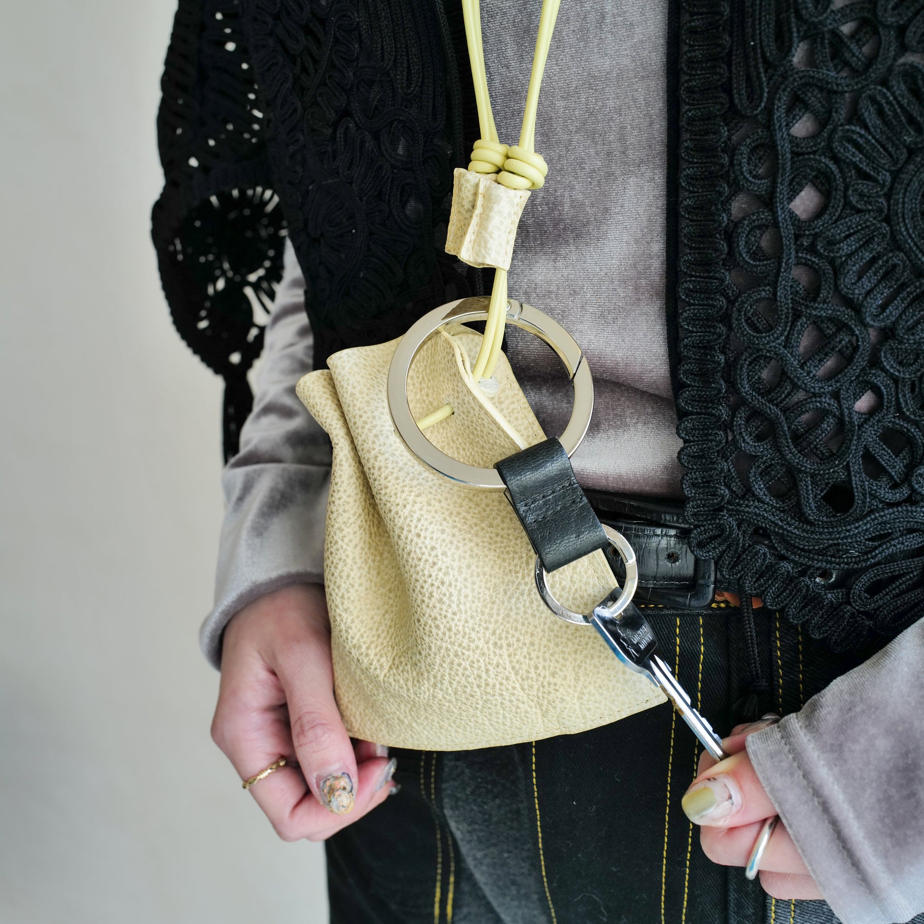 ITTI (イッチ) | HERRIE KINCHAKU POUCH - XXS / SHIRO(ヘリー キンチャクポーチ / 白鞣し皮革) 本革 巾着 レザー ショルダー シロナメシ 牛 皮革 ファッション アクセサリー 小物入れ メンズ レディース ブランド サスティナブル アイボリー オートミール すたリング コーディネート 着用