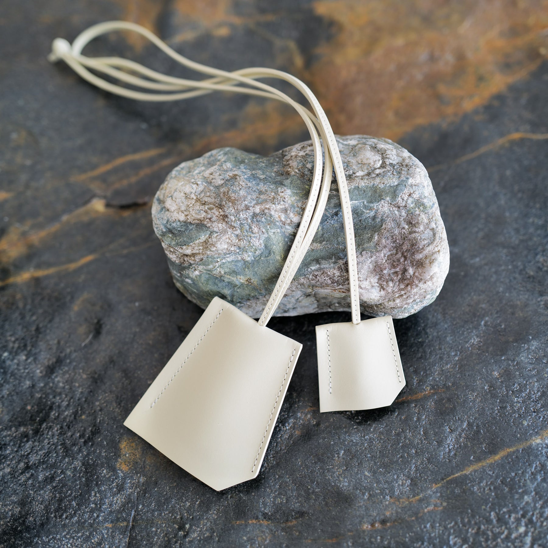 ITTI (イッチ) | HERRIE CROCHET / RAPTO(ヘリークロシェット/ラプト)ネックレス アクセサリー レザー 本革 鍵 収納 メンズ レディース スムース ネックレス アクセサリー キーホルダー プレゼント ギフト 黒 アイボリー 白 ブラック