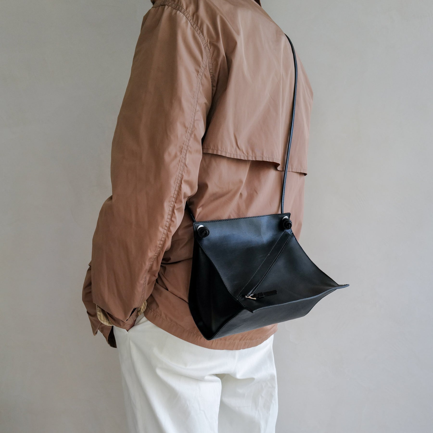 ITTI (イッチ) | HERRIE BOX ONE HANDLE POUCH / RAPTO FLEX (ヘリーボックスワンハンドルポーチ) | 鞄 かばん カバン ショルダー バッグ レザー メンズ レディース ブランド ブラック 黒 black