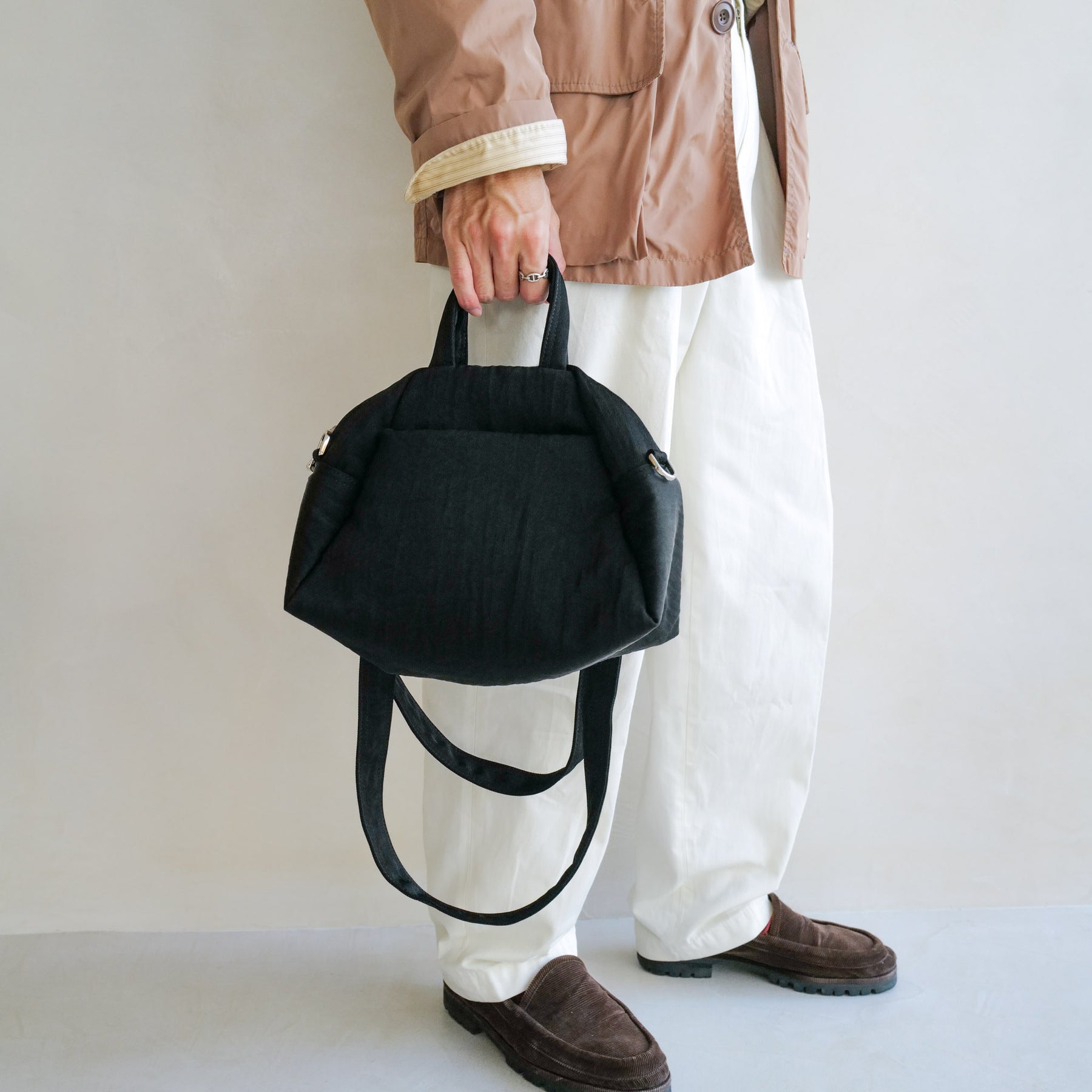 ITTI (イッチ) | ANNIE PUFFER MINI MADISON BAG / CERATO BRIGHT (アニーパファーミニマディソンバッグ / シェラトブライト) | 鞄 斜め掛け 手持ち かばん ミニ カバン ショルダー ナイロン 中綿 旅行 お出かけ 買い物 メンズ レディース ブランド ブラック 黒 black スタイリング コーディネート ファッション スナップ