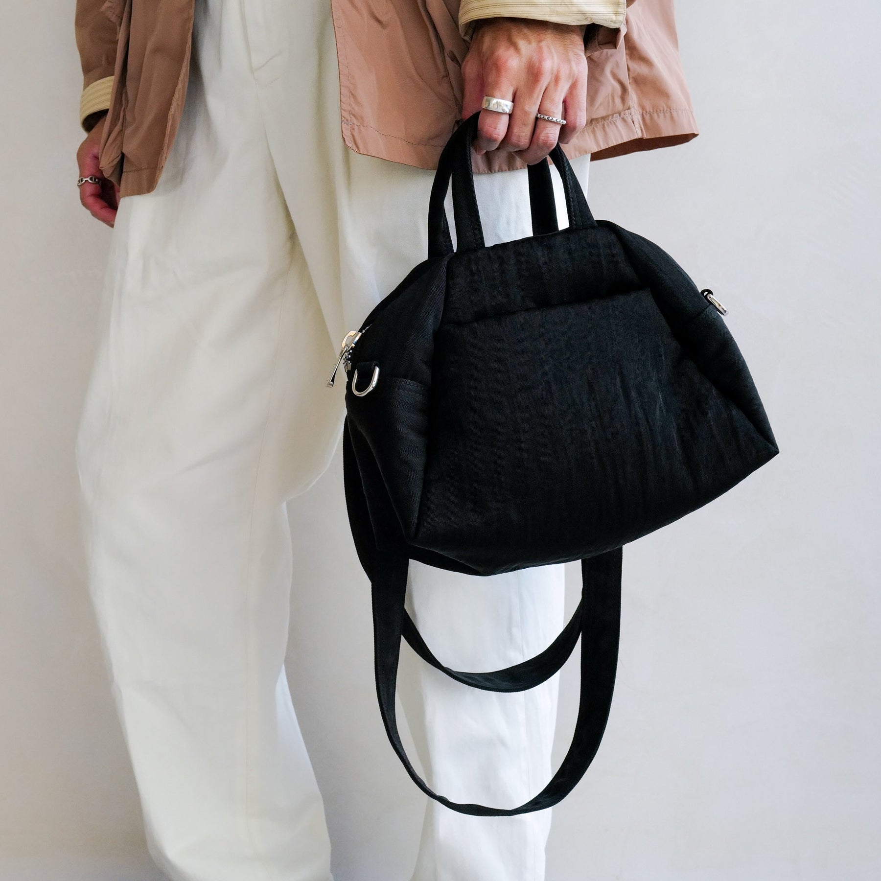 ITTI (イッチ) | ANNIE PUFFER MINI MADISON BAG / CERATO BRIGHT (アニーパファーミニマディソンバッグ / シェラトブライト) | 鞄 斜め掛け 手持ち かばん ミニ カバン ショルダー ナイロン 中綿 旅行 お出かけ 買い物 メンズ レディース ブランド ブラック 黒 black