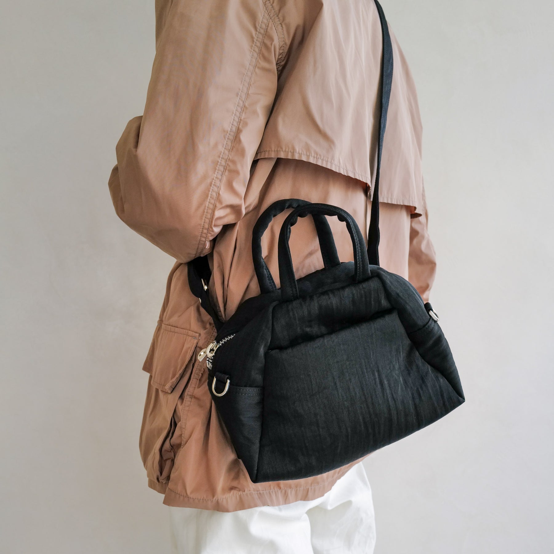ITTI (イッチ) | ANNIE PUFFER MINI MADISON BAG / CERATO BRIGHT (アニーパファーミニマディソンバッグ / シェラトブライト) | 鞄 斜め掛け 手持ち かばん ミニ カバン ショルダー ナイロン 中綿 旅行 お出かけ 買い物 メンズ レディース ブランド ブラック 黒 black
