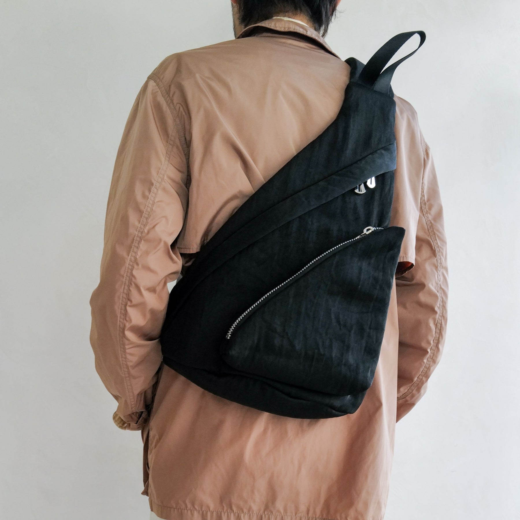 ITTI (イッチ) | ANNIE PUFFER SLING BAG / CERATO BRIGHT (アニーパファースリングバッグ / シェラトブライト) | 鞄 カバン かばん ショルダー 斜め掛け ナイロン 中綿 ブラック ブラウン 黒 茶色 メンズ レディース ブランド