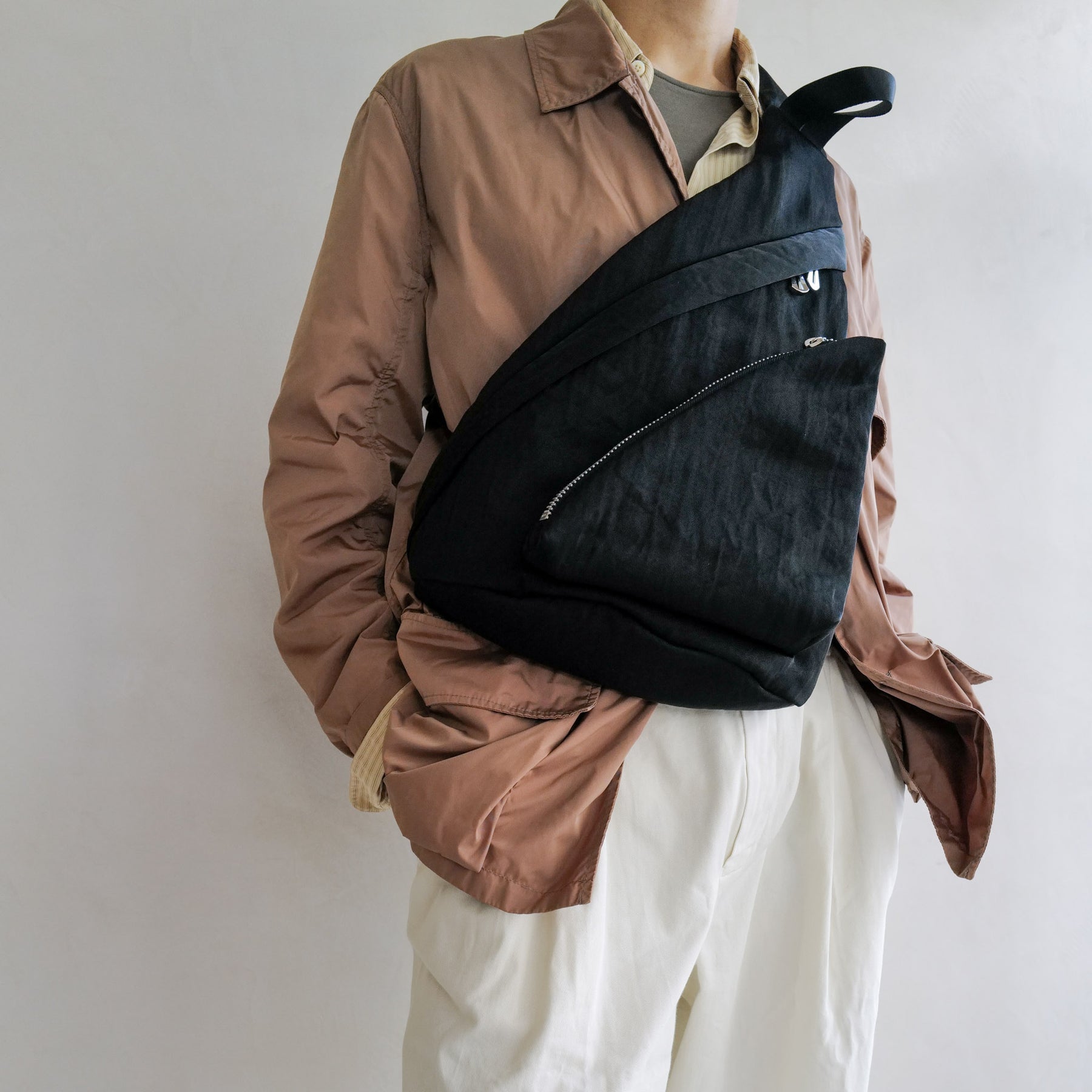 ITTI (イッチ) | ANNIE PUFFER SLING BAG / CERATO BRIGHT (アニーパファースリングバッグ / シェラトブライト) | 鞄 カバン かばん ショルダー 斜め掛け ナイロン 中綿 ブラック ブラウン 黒 茶色 メンズ レディース ブランド スタイリング コーディネート ファッション スナップ