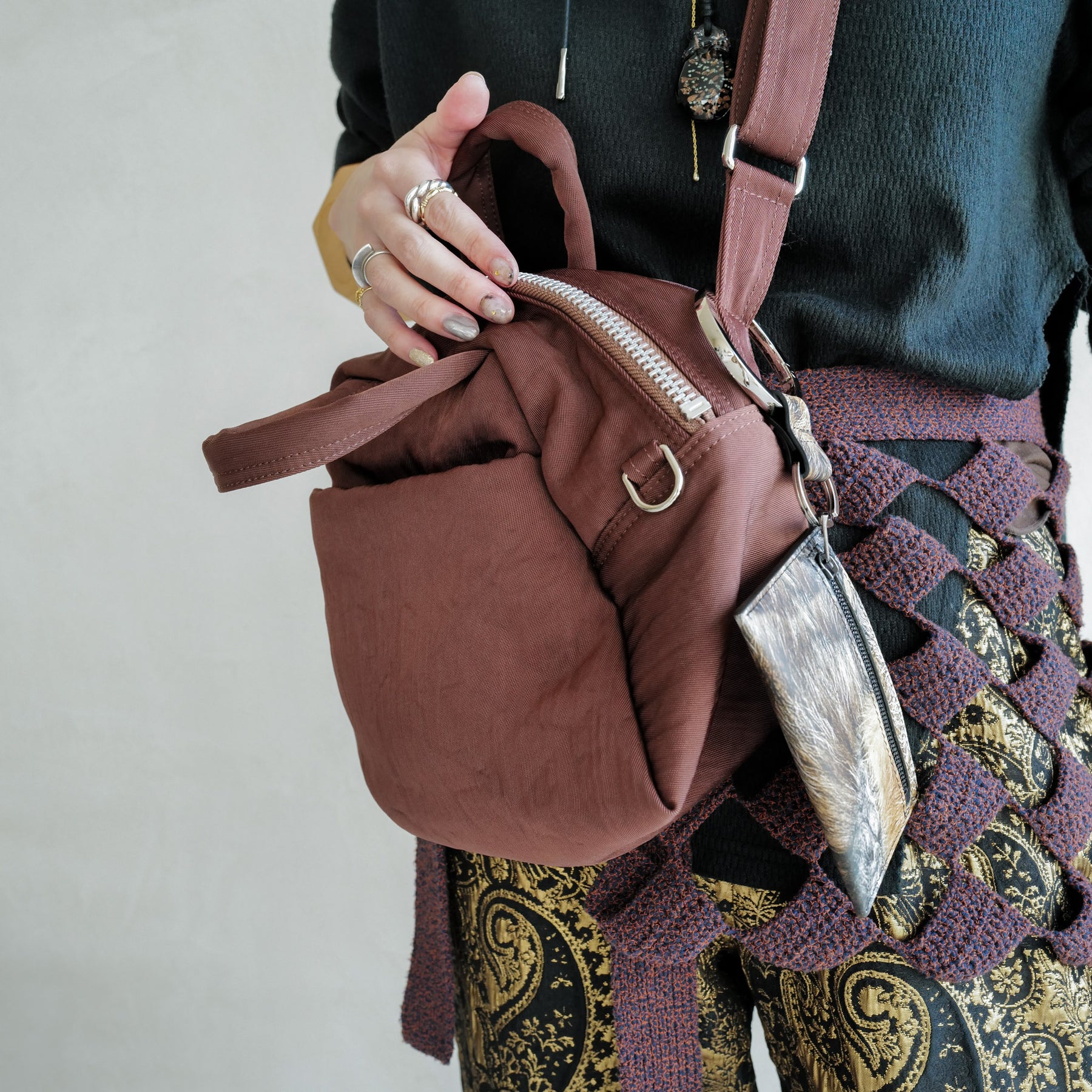 ITTI (イッチ) | ANNIE PUFFER MINI MADISON BAG / CERATO BRIGHT (アニーパファーミニマディソンバッグ / シェラトブライト) | 鞄 斜め掛け 手持ち かばん ミニ カバン ショルダー ナイロン 中綿 旅行 お出かけ 買い物 メンズ レディース ブランド ブラウン 茶色 brown