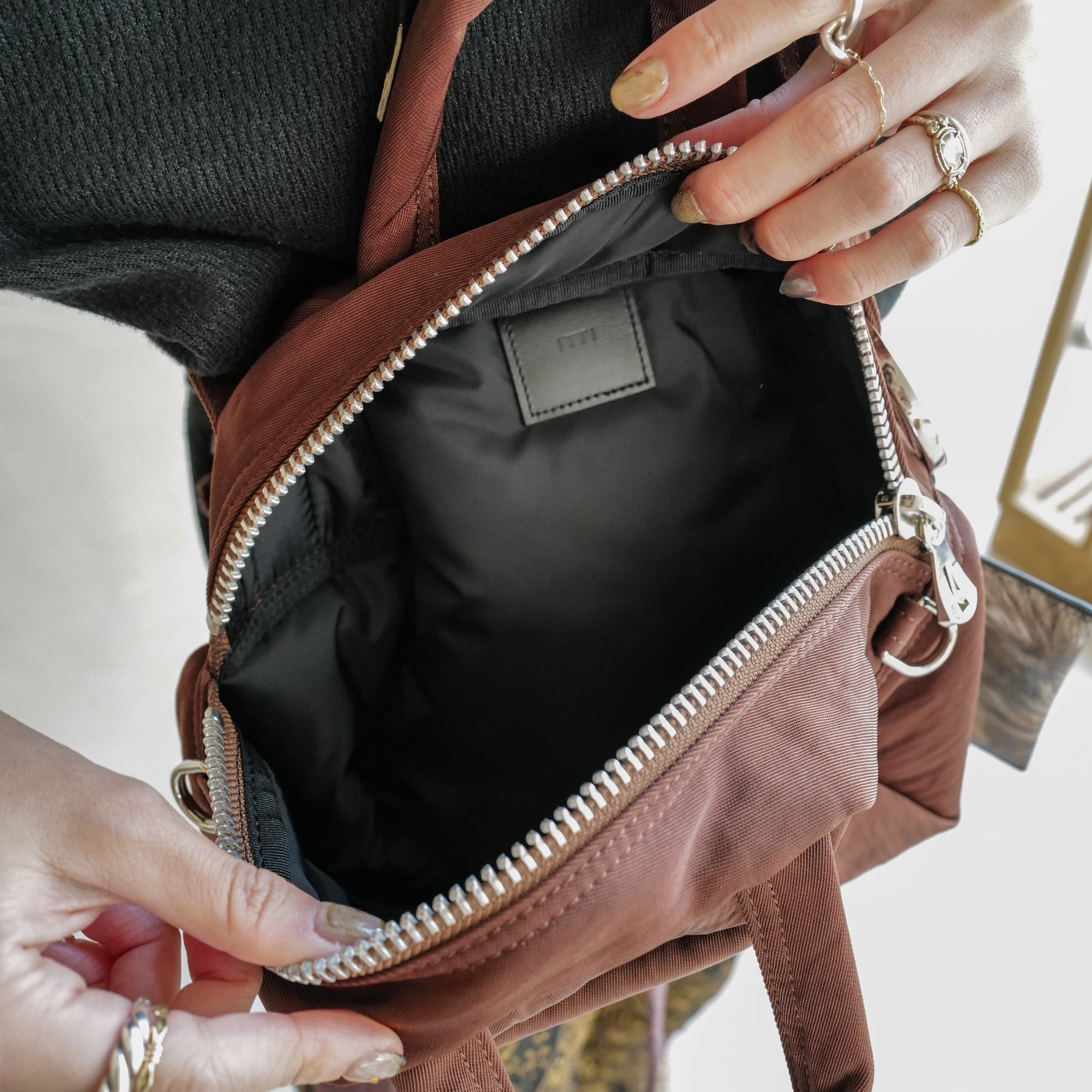 ITTI (イッチ) | ANNIE PUFFER MINI MADISON BAG / CERATO BRIGHT (アニーパファーミニマディソンバッグ / シェラトブライト) | 鞄 斜め掛け 手持ち かばん ミニ カバン ショルダー ナイロン 中綿 旅行 お出かけ 買い物 メンズ レディース ブランド ブラウン 茶色 brown