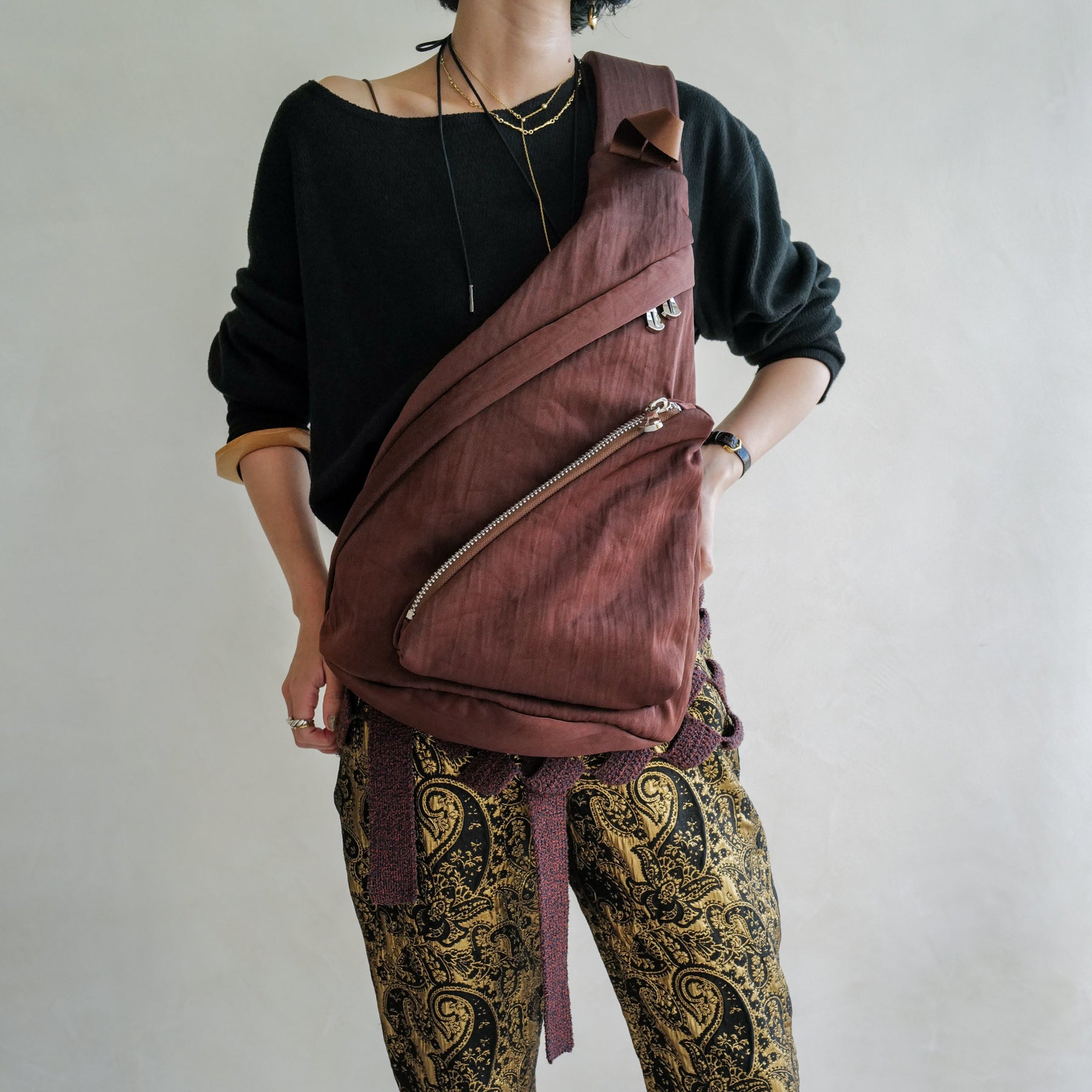 ITTI (イッチ) | ANNIE PUFFER SLING BAG / CERATO BRIGHT (アニーパファースリングバッグ / シェラトブライト) | 鞄 カバン かばん ショルダー 斜め掛け ナイロン 中綿 ブラウン 茶色 メンズ レディース ブランド スタイリング コーディネート ファッション スナップ