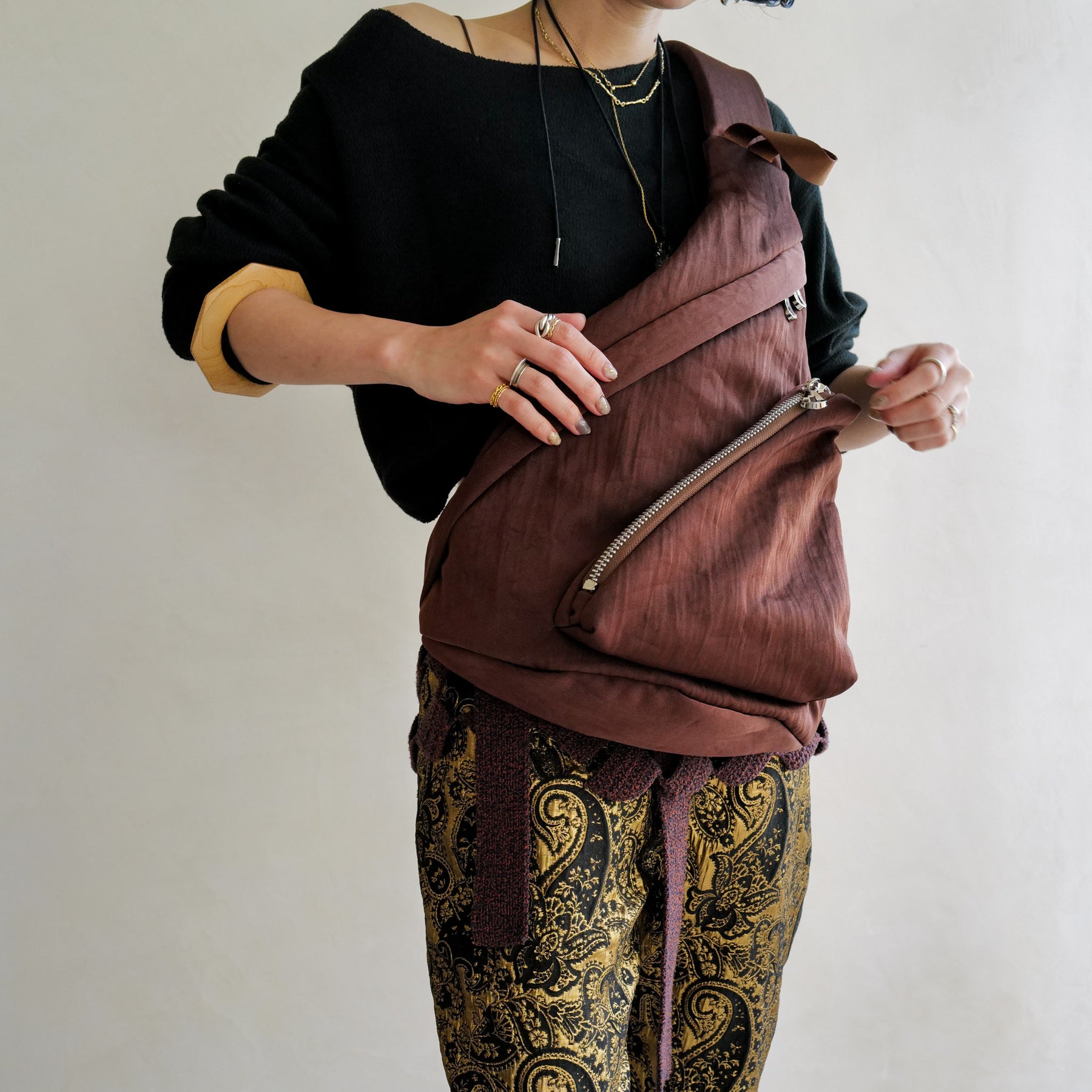 ITTI (イッチ) | ANNIE PUFFER SLING BAG / CERATO BRIGHT (アニーパファースリングバッグ / シェラトブライト) | 鞄 カバン かばん ショルダー 斜め掛け ナイロン 中綿 ブラウン 茶色 メンズ レディース ブランド スタイリング コーディネート ファッション スナップ