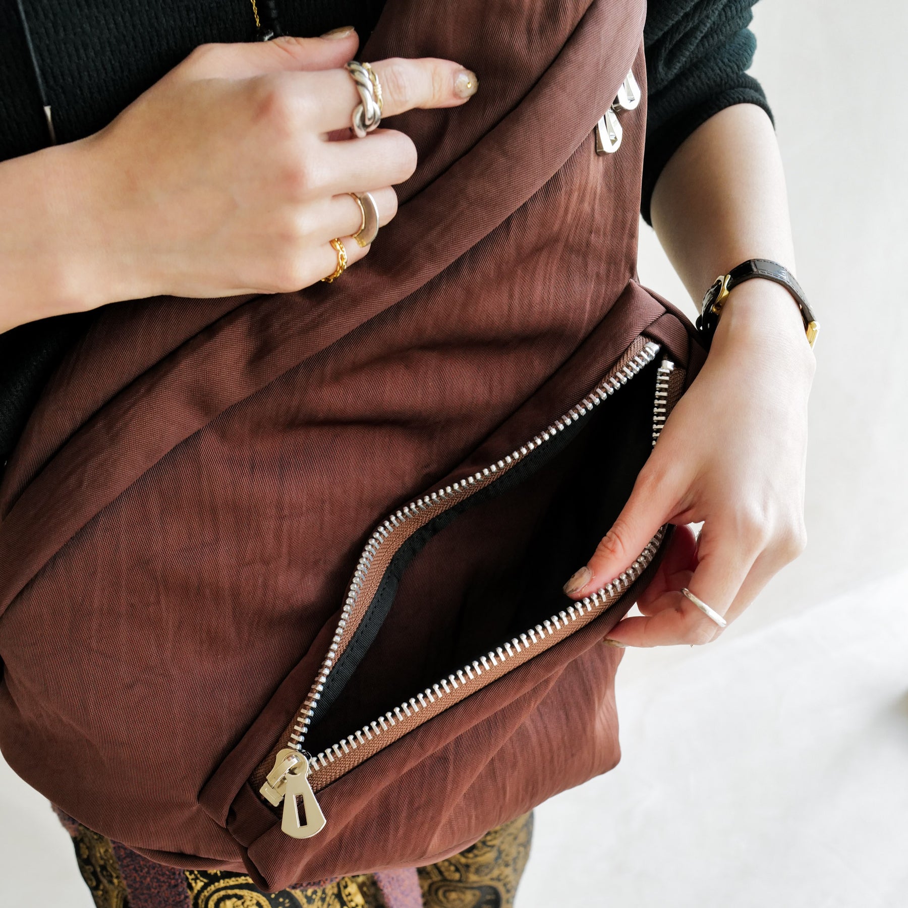 ITTI (イッチ) | ANNIE PUFFER SLING BAG / CERATO BRIGHT (アニーパファースリングバッグ / シェラトブライト) | 鞄 カバン かばん ショルダー 斜め掛け ナイロン 中綿 ブラウン 茶色 メンズ レディース ブランド スタイリング コーディネート ファッション スナップ