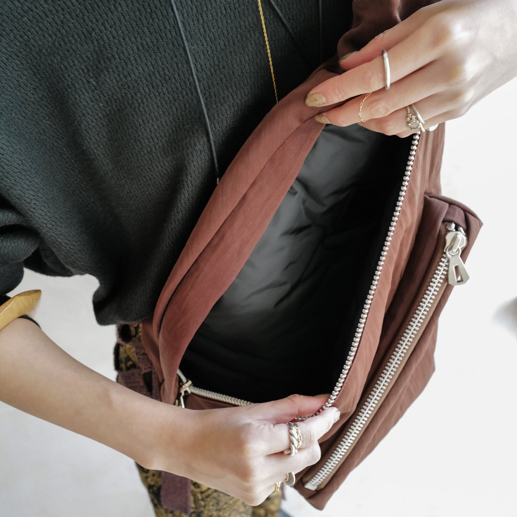 ITTI (イッチ) | ANNIE PUFFER SLING BAG / CERATO BRIGHT (アニーパファースリングバッグ / シェラトブライト) | 鞄 カバン かばん ショルダー 斜め掛け ナイロン 中綿 ブラウン 茶色 メンズ レディース ブランド スタイリング コーディネート ファッション スナップ