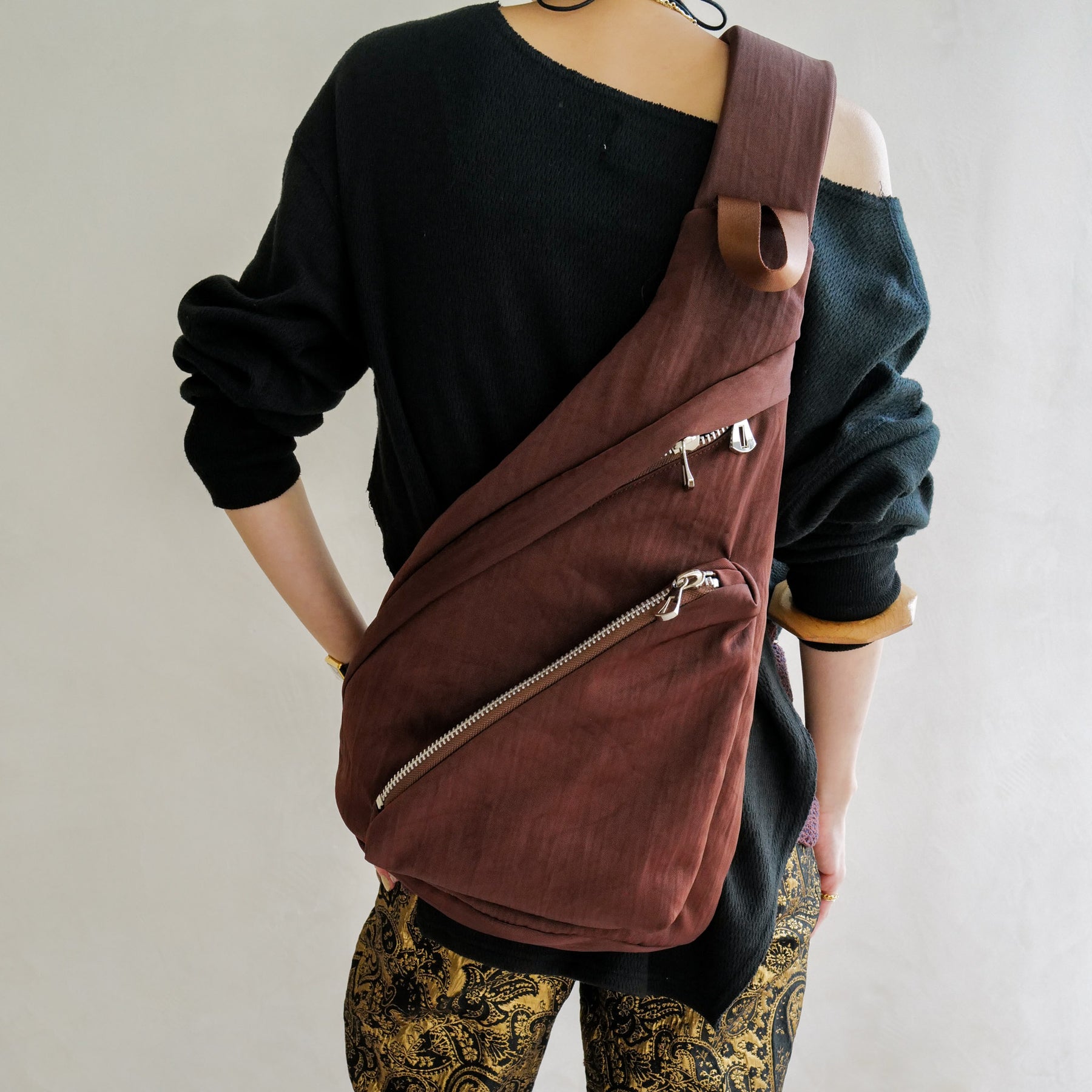 ITTI (イッチ) | ANNIE PUFFER SLING BAG / CERATO BRIGHT (アニーパファースリングバッグ / シェラトブライト) | 鞄 カバン かばん ショルダー 斜め掛け ナイロン 中綿 ブラウン 茶色 メンズ レディース ブランド スタイリング コーディネート ファッション スナップ